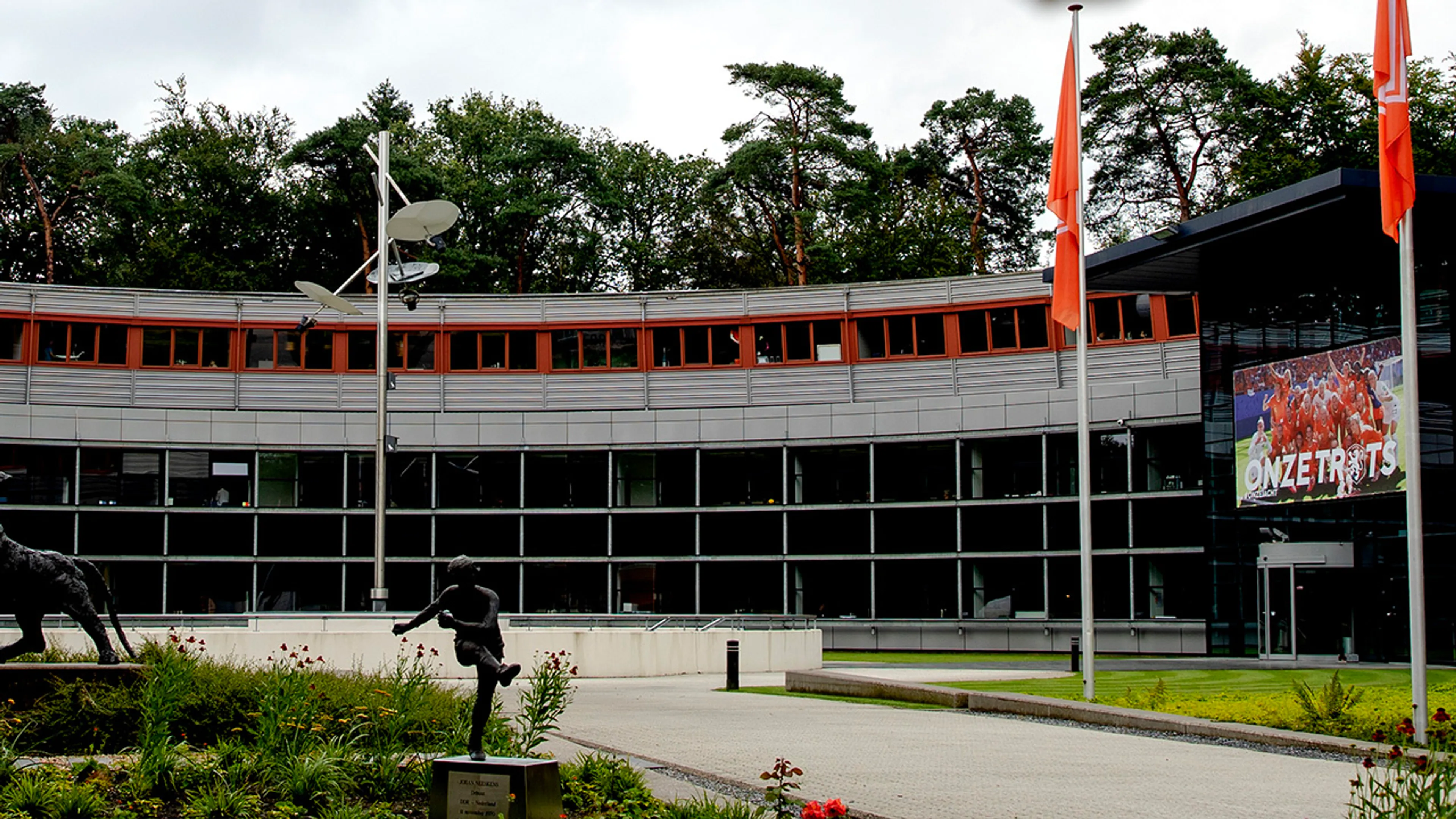 'Clubs uit Eredivisie nemen afstand van KNVB en willen NL League'