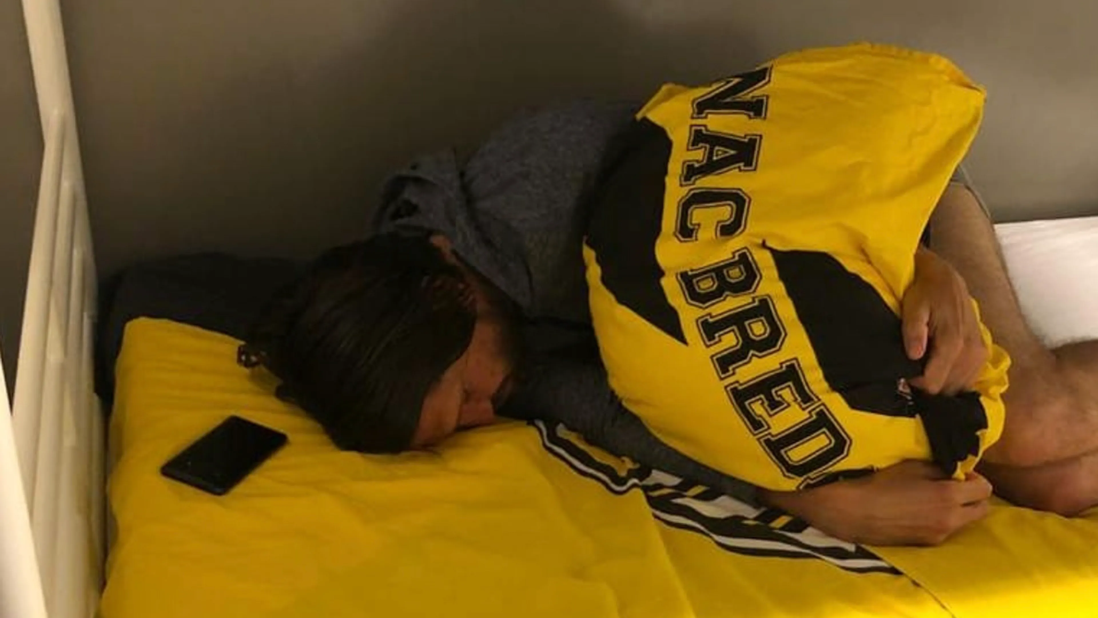Hyballa bedankt fans vanuit NAC-bed
