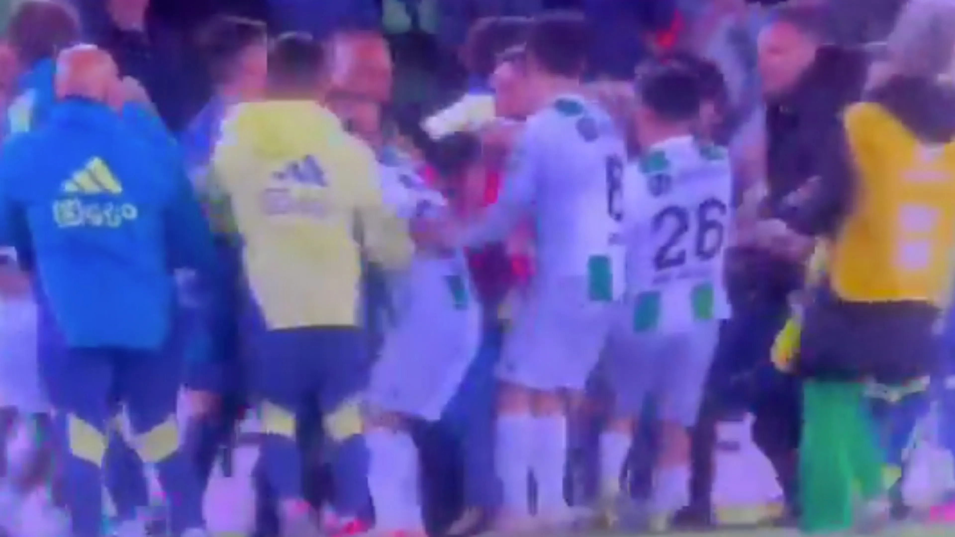 Video: Etienne Vaessen deelt klappen uit aan assistent-trainer Ajax
