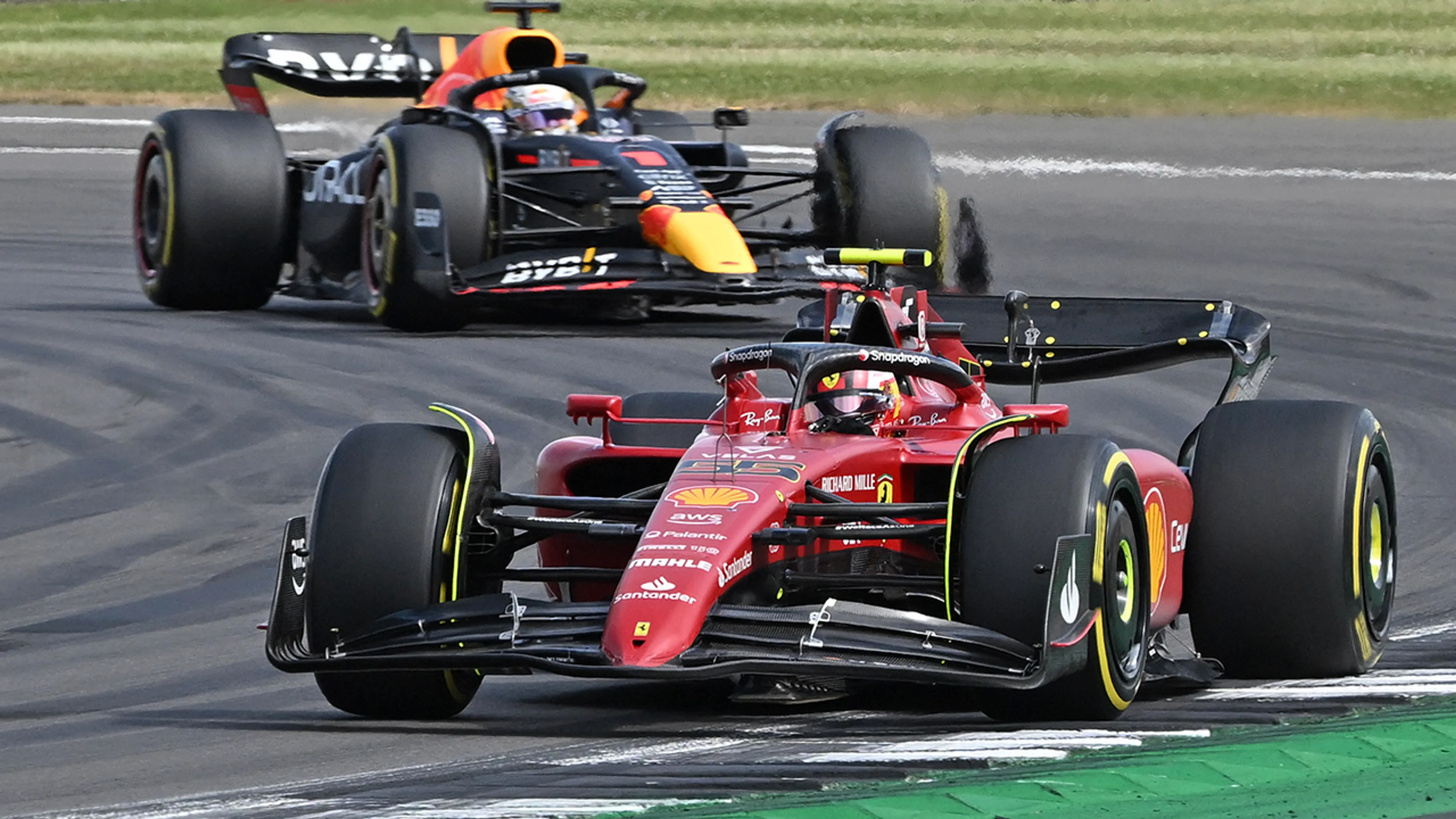 Verstappen eindigt op P7, Sainz wint chaotische GP Groot-Brittannië