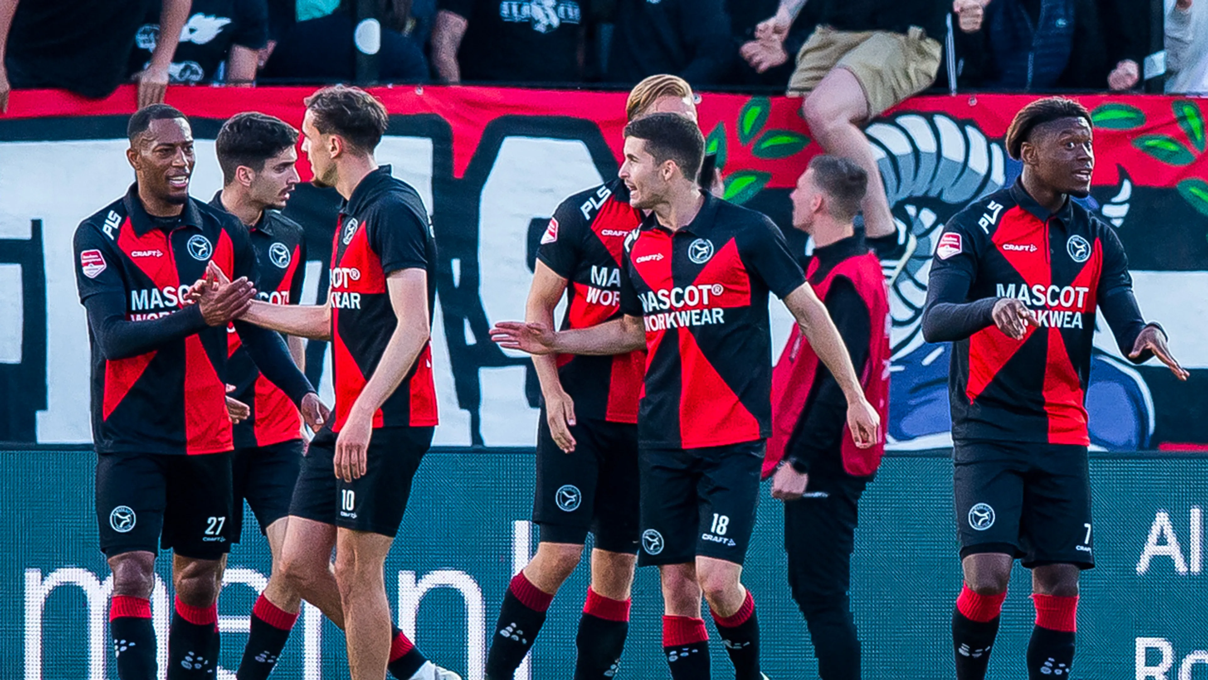 Almere City wint van FC Emmen en zet grote stap richting Eredivisie