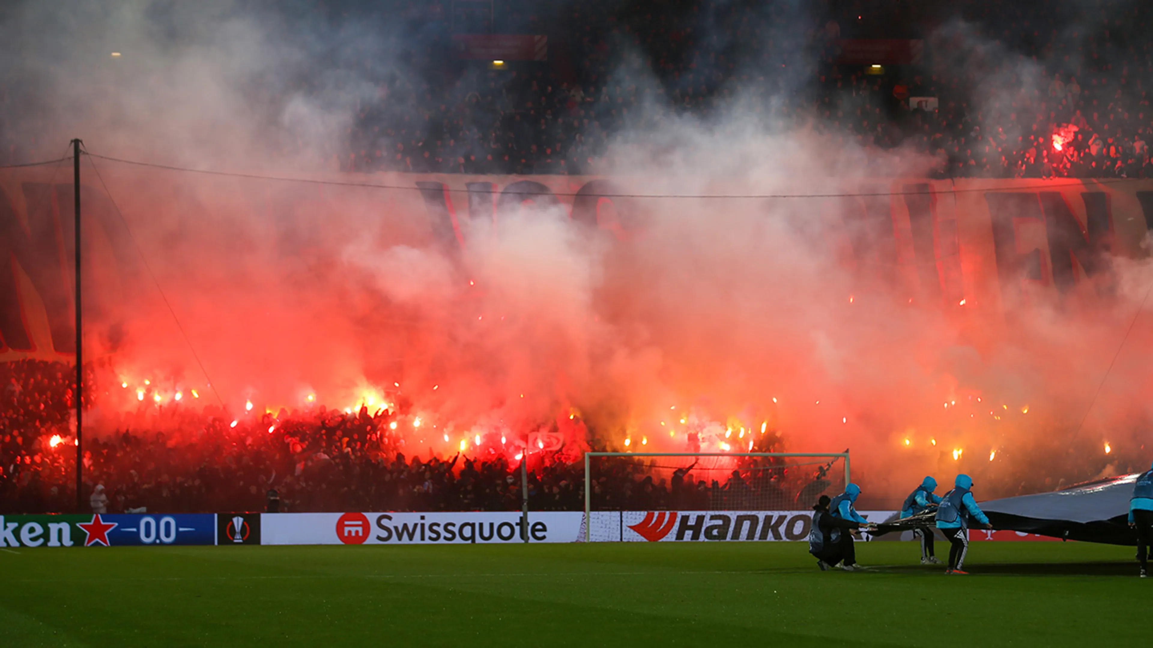 Feyenoord ontvangt torenhoge boetes van UEFA en verbod op thuis- en uitsupporters