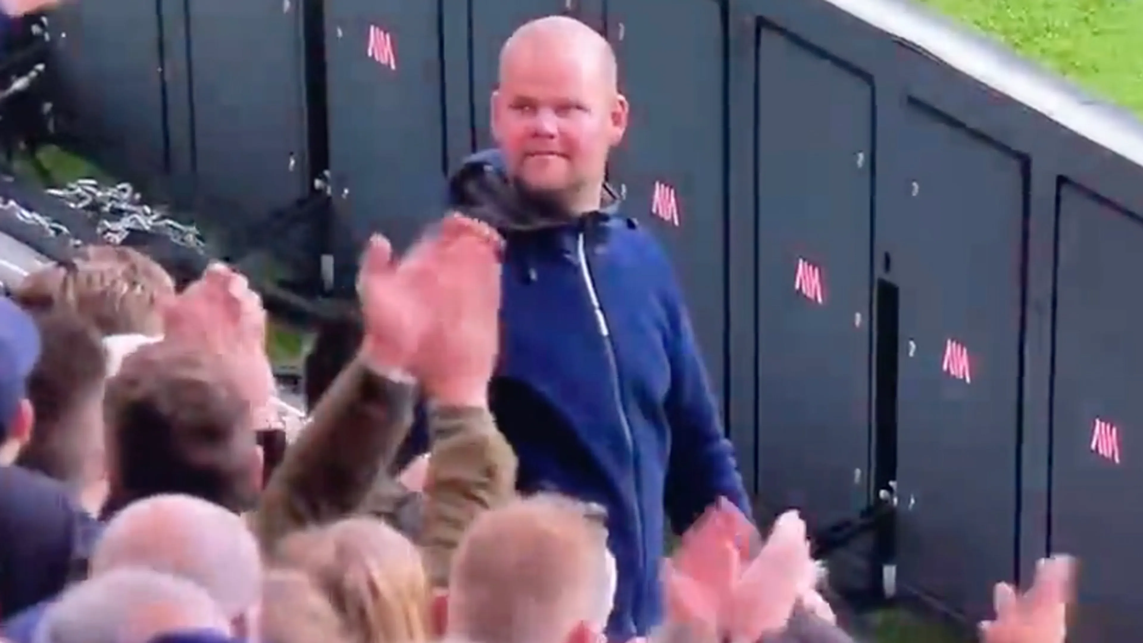 VIDEO: vak van PSV klapt voor supporter na geniale actie tijdens wedstrijd