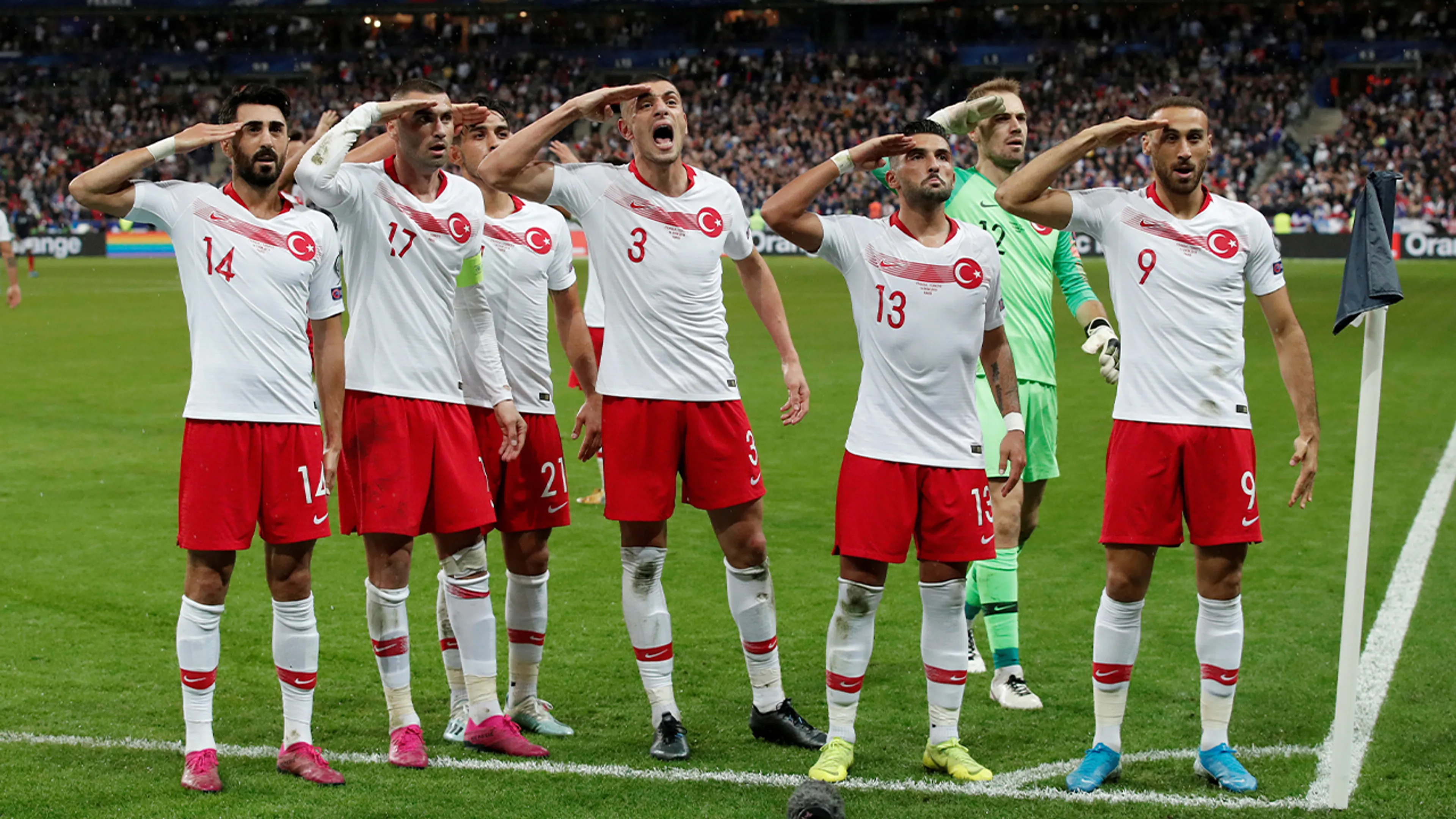 Erdogan steunt saluut Turkse internationals