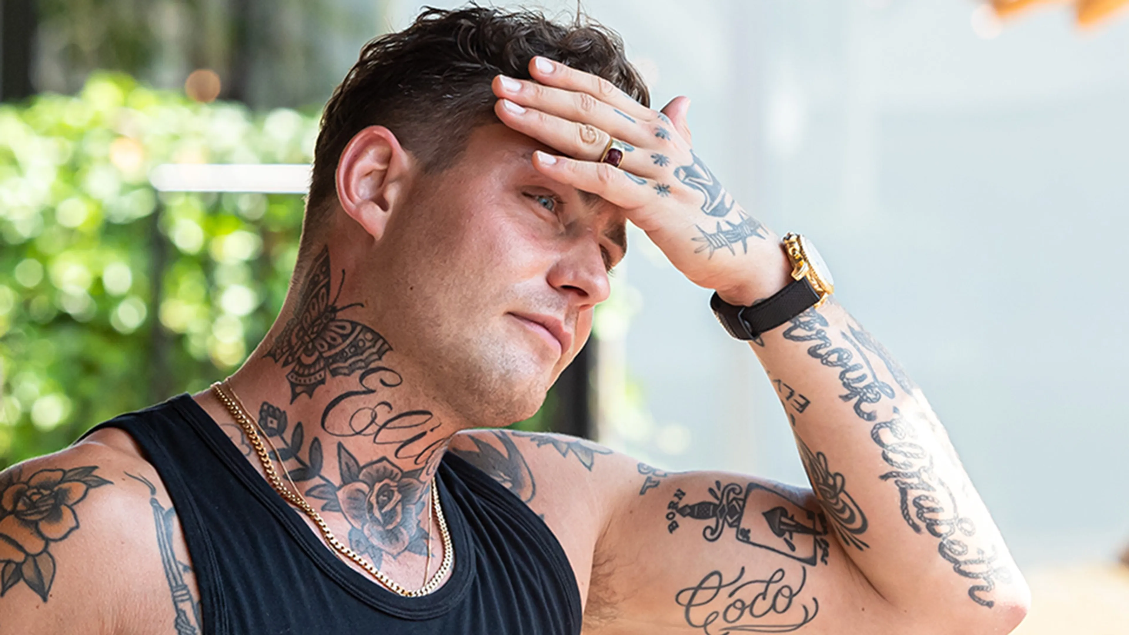 Zien: Douwe Bob laat nieuwe tatoeage op zijn voorhoofd zetten