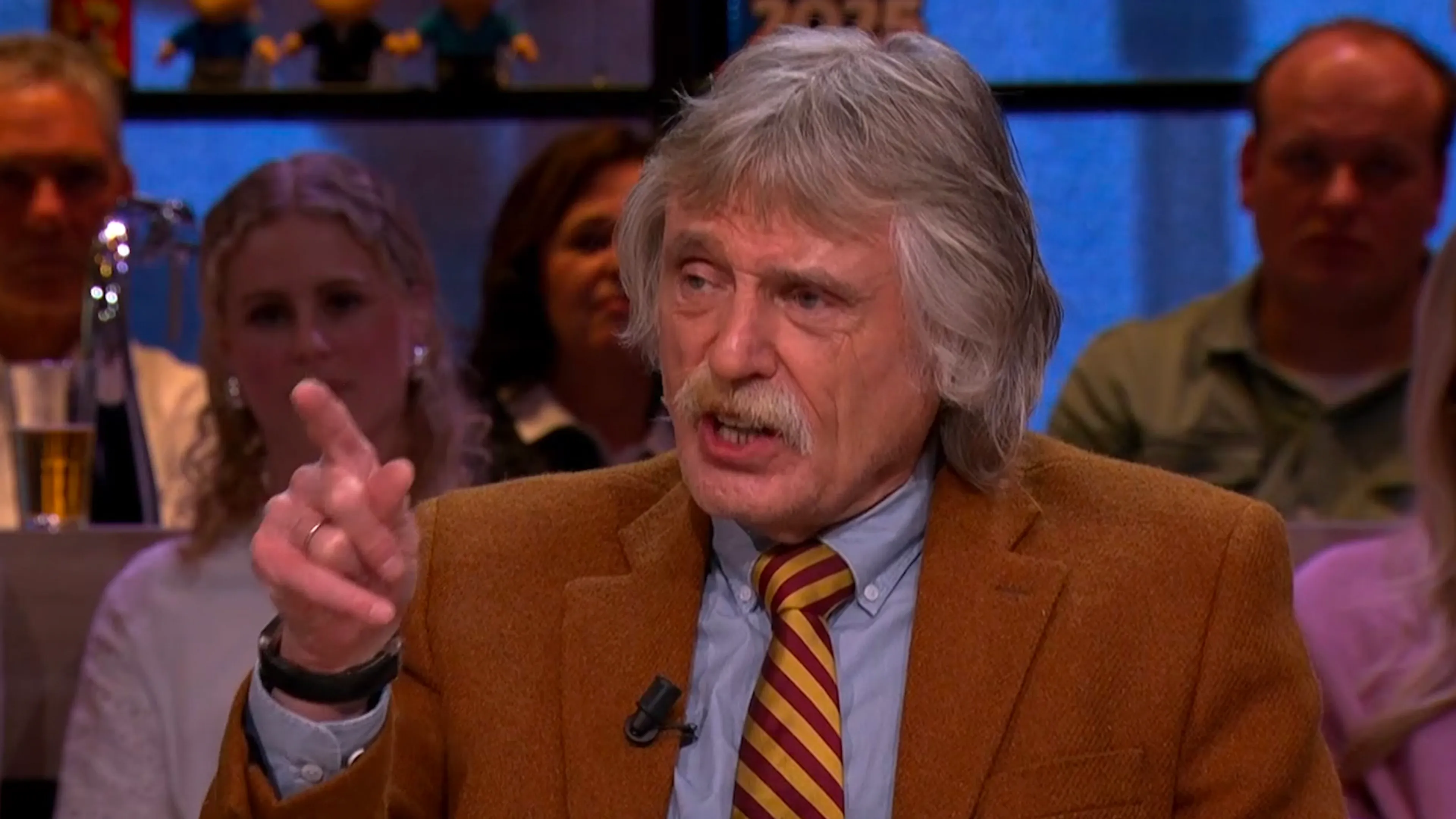 Johan Derksen windt zich op: 'Dit is scoren over de rug van zieke mensen!'