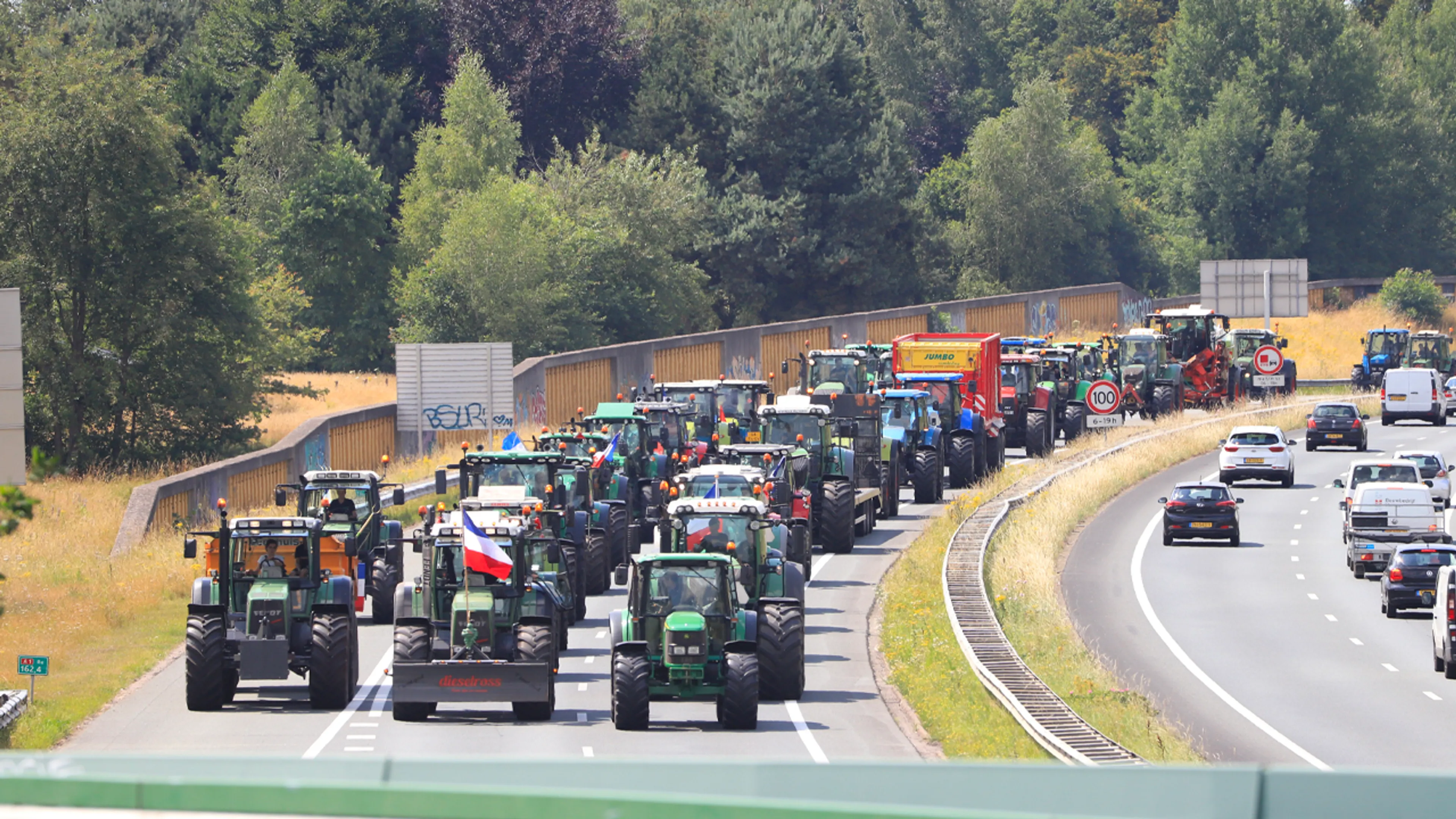 Boeren blokkeren meerdere snelwegen in het land