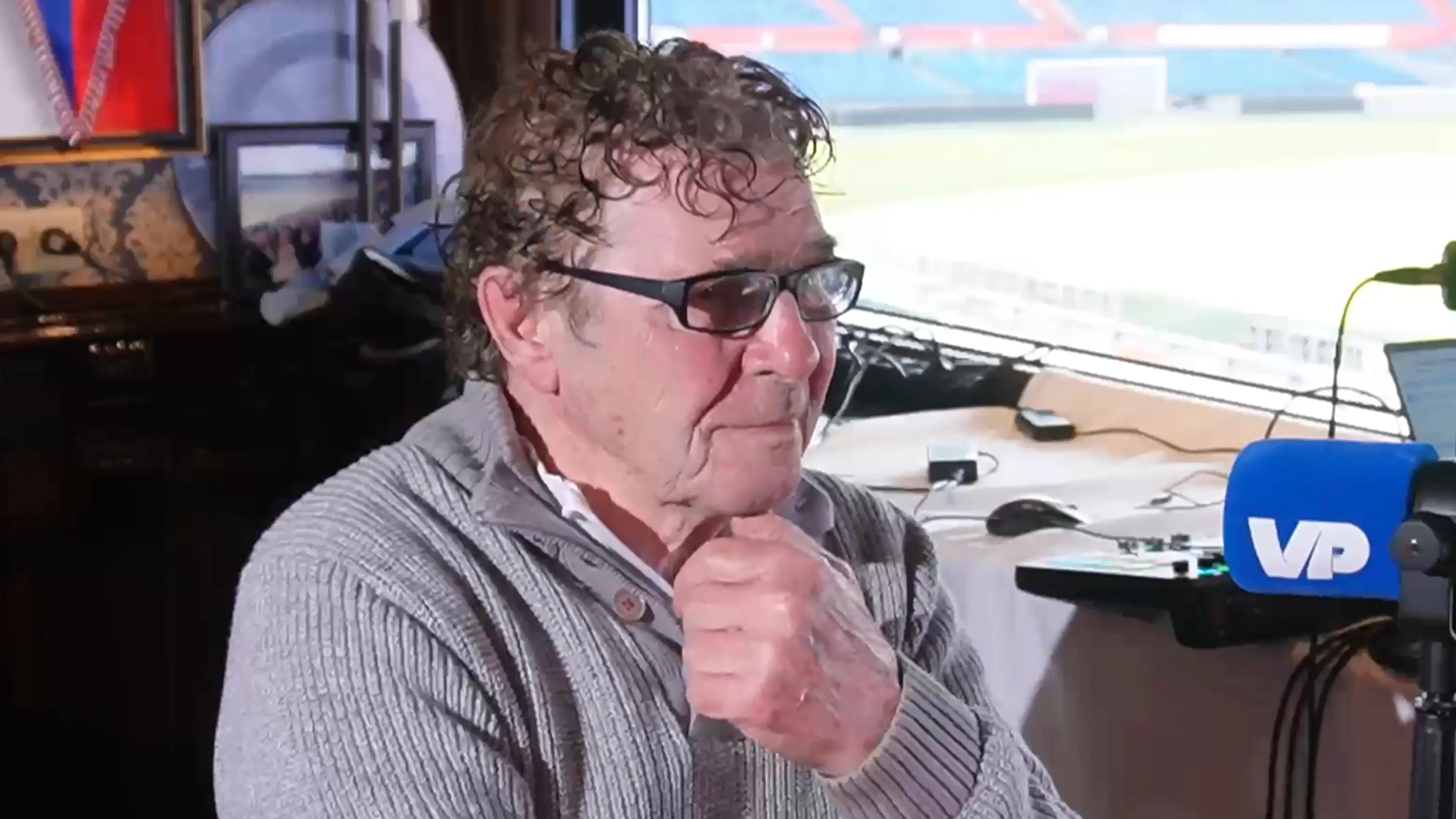 Video: Van Hanegem zichtbaar ontroerd door brief van zieke Feyenoord-fan: 'Wat jij betekent voor mensen...'