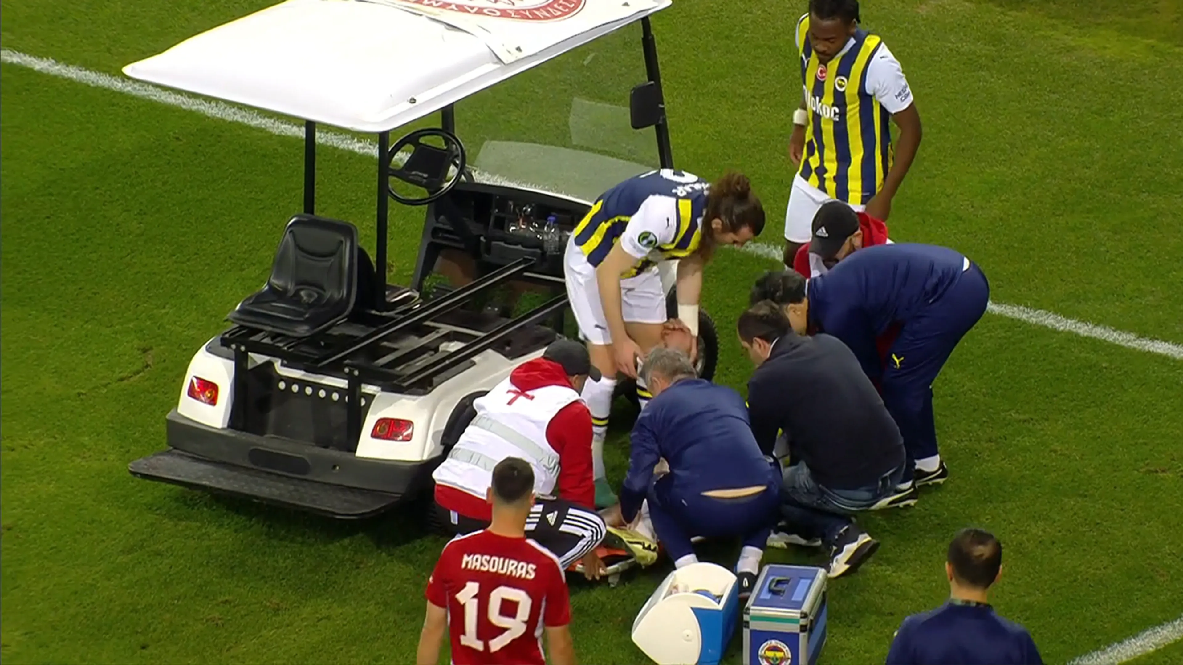 Fenerbahçe-speler Oosterwolde per brancard het veld af