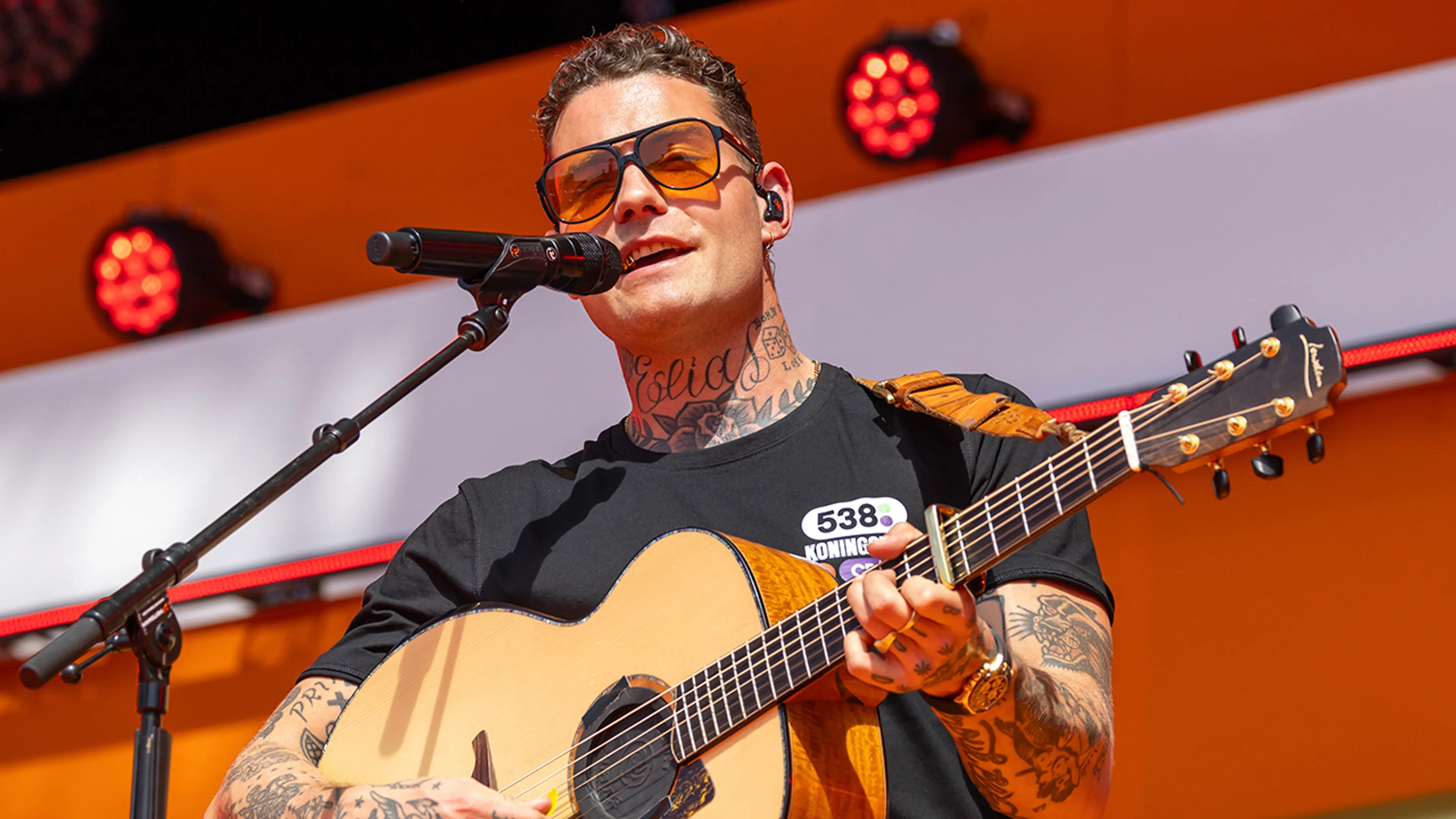 Douwe Bob treedt vanavond op bij De Oranjezondag!
