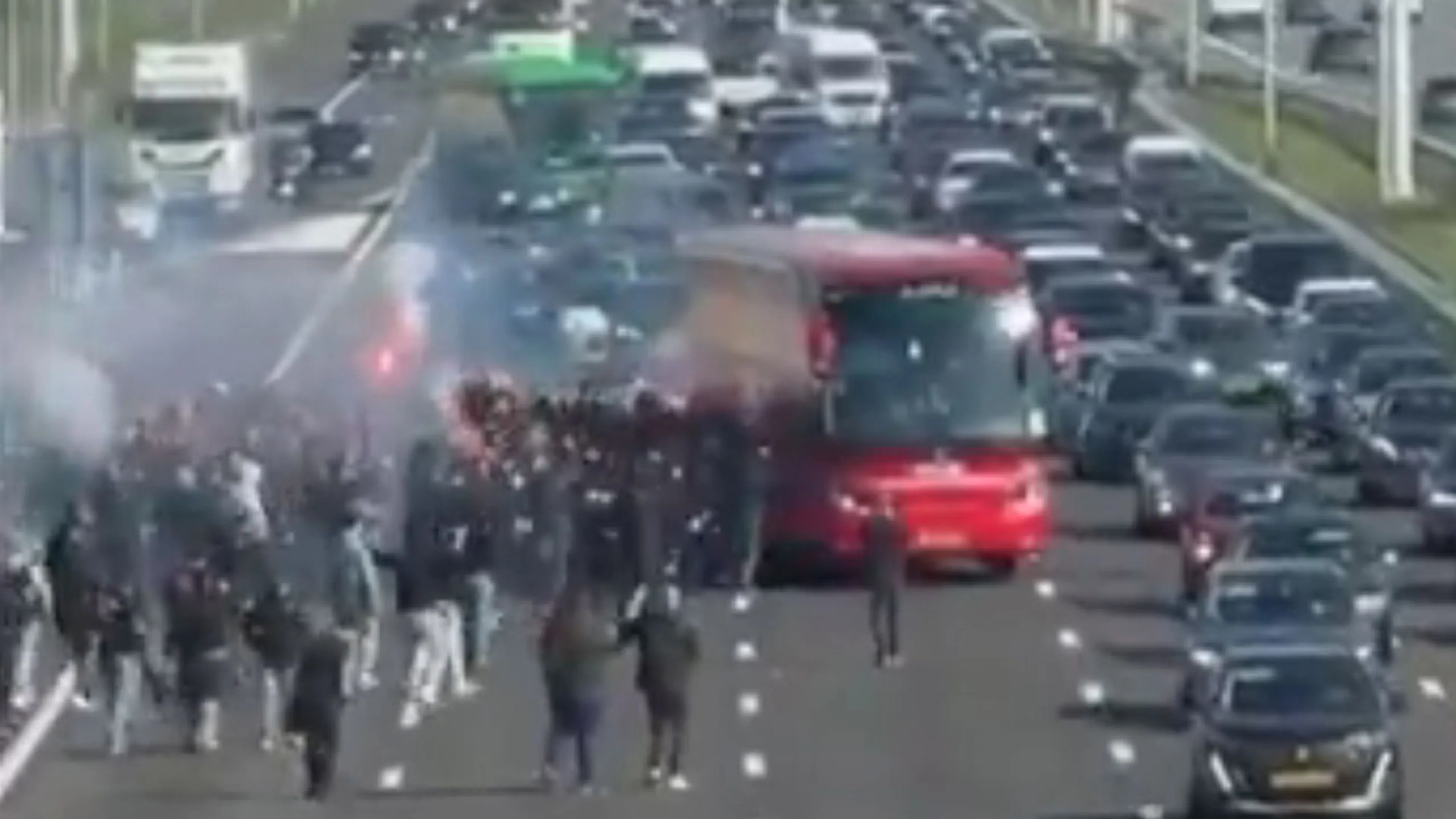 Levensgevaarlijk moment: supporters stoppen Ajax-bus op de snelweg