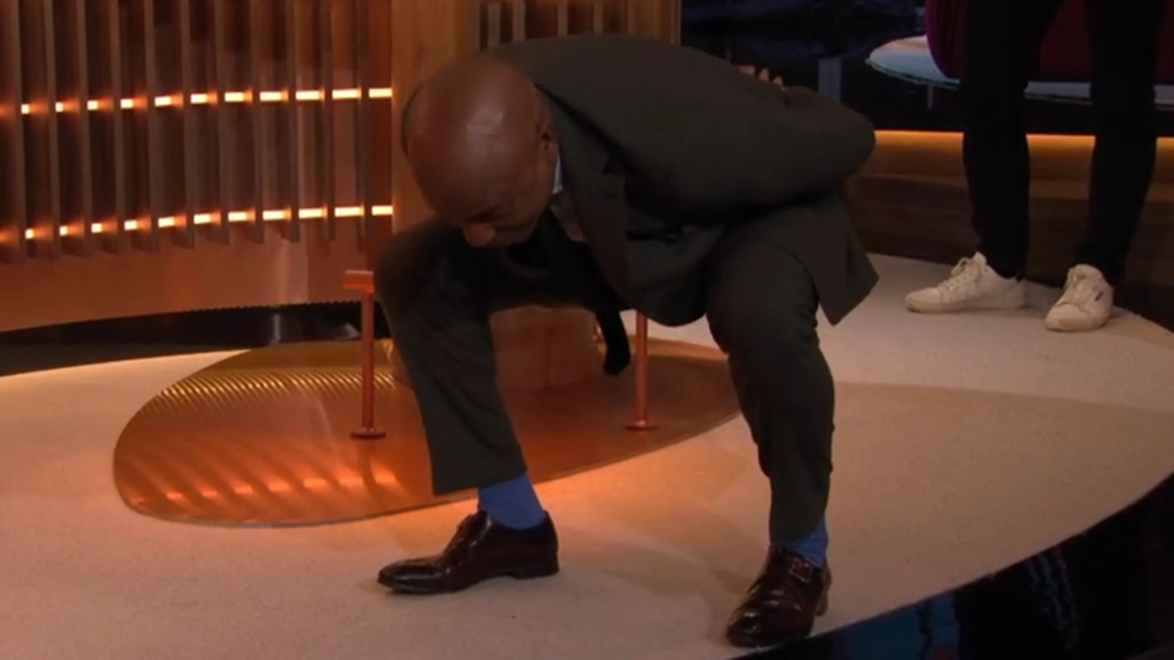Humberto Tan probeert schaatshouding bij RTL Tonight: 'Zit je op een Franse wc?'