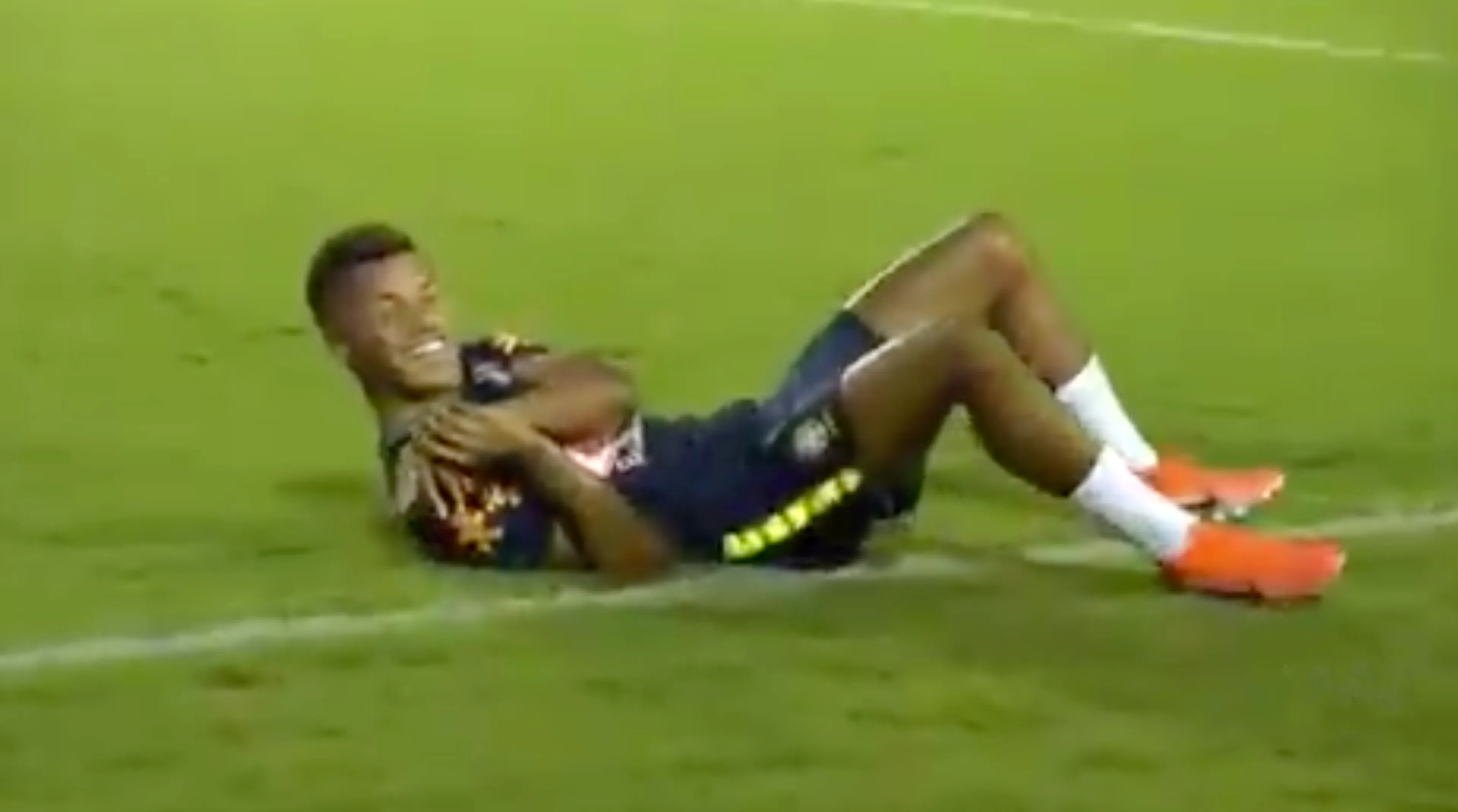 Neres uitgelachen door ploeggenoten na smerige panna Richarlison