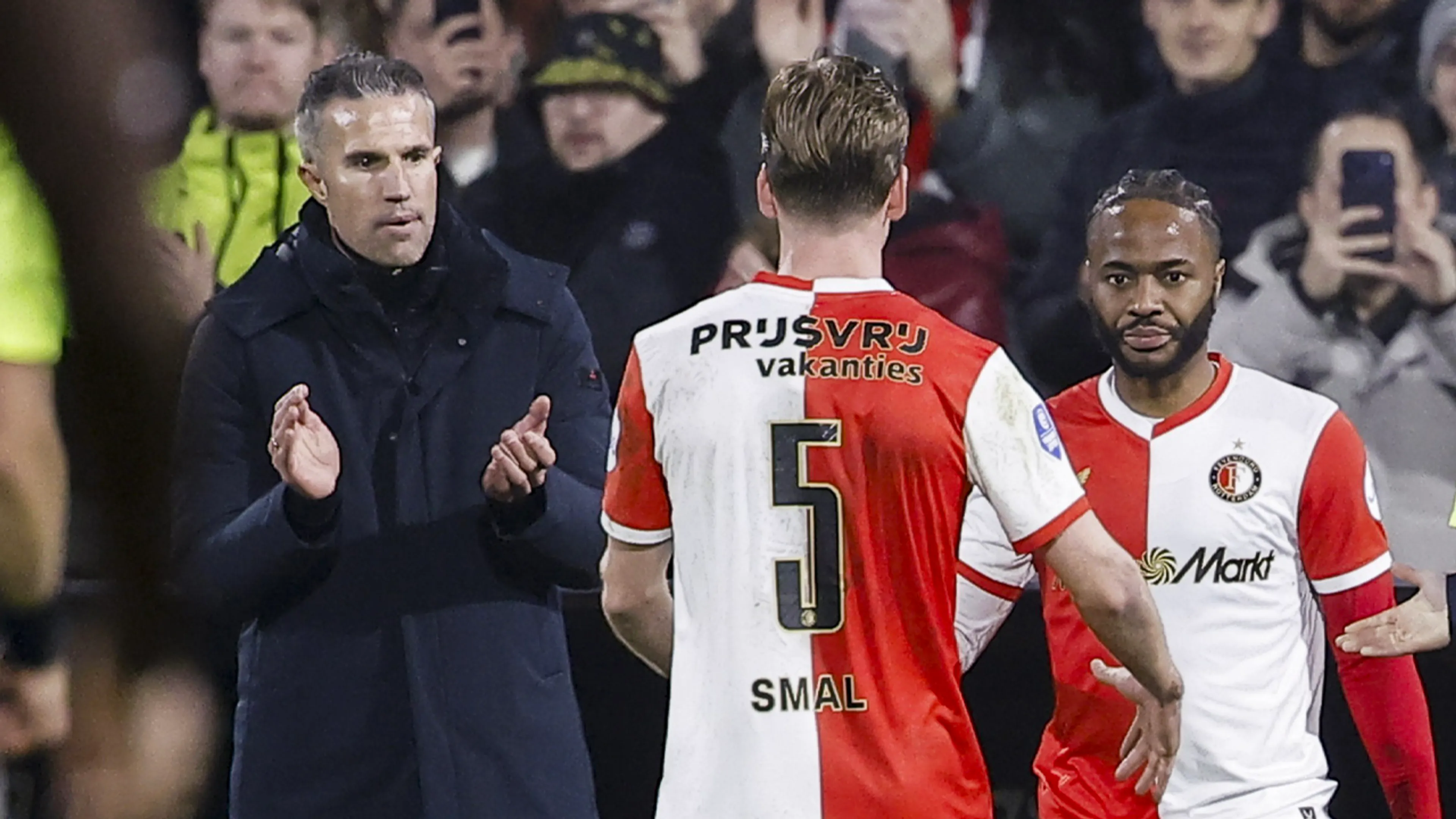 Van Persie vindt kritiek op Sterling misplaatst: 'Dan snap je er werkelijk waar helemaal niks van'