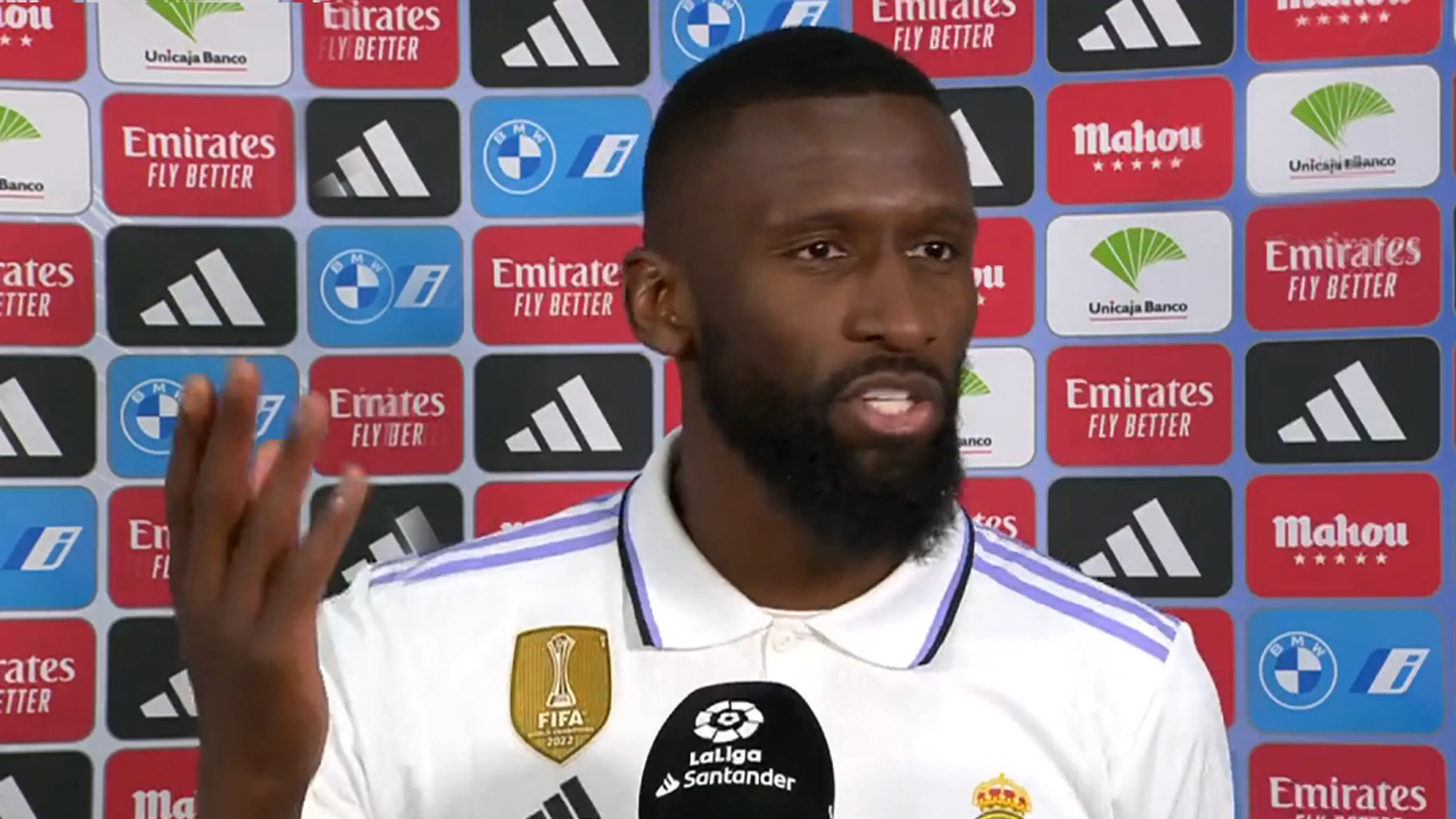 Video: geïrriteerde Rüdiger is helemaal klaar met interview Sierd de Vos