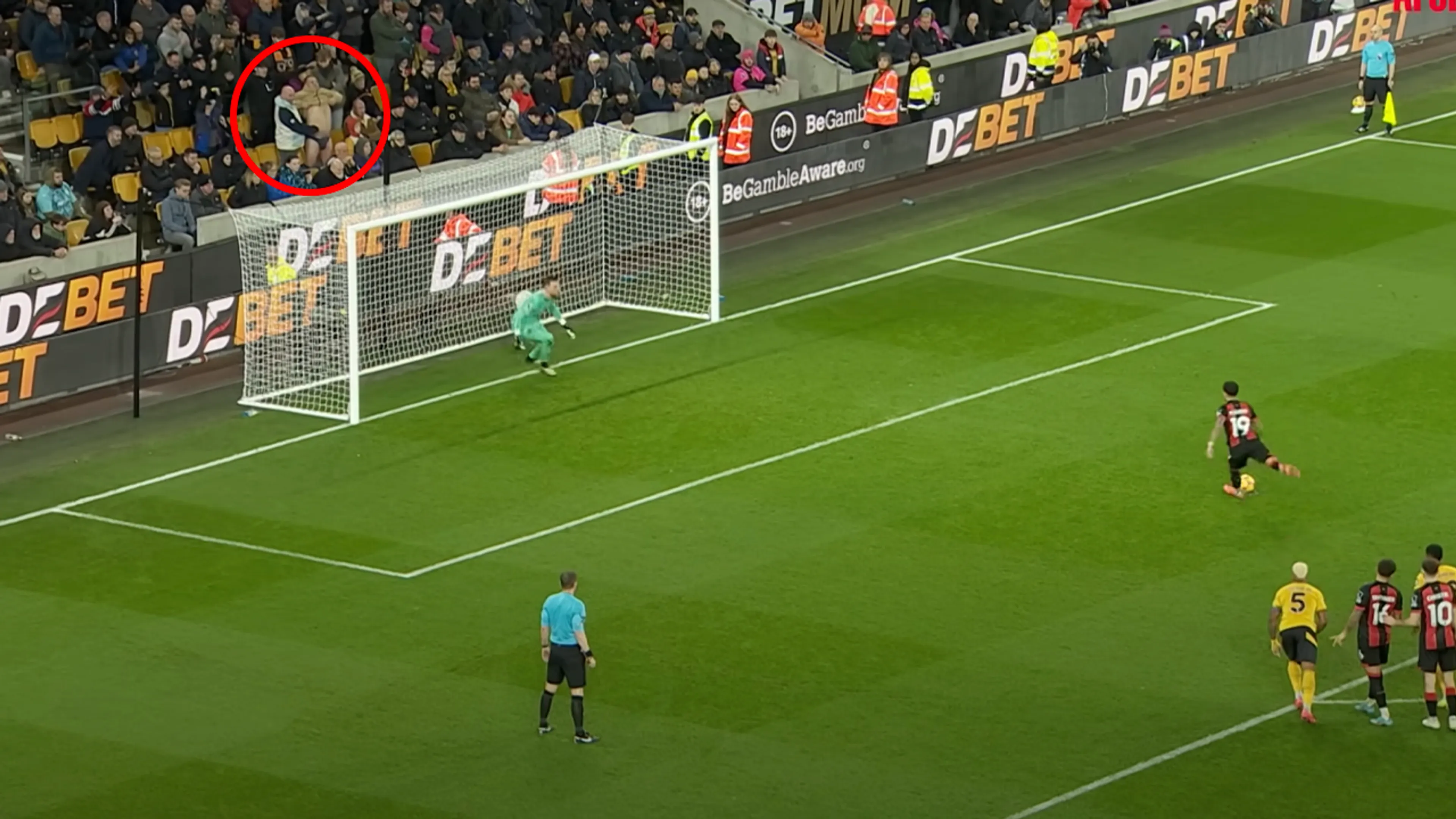Video: Wolverhampton-fan probeert Kluivert op bijzondere wijze af te leiden bij strafschop