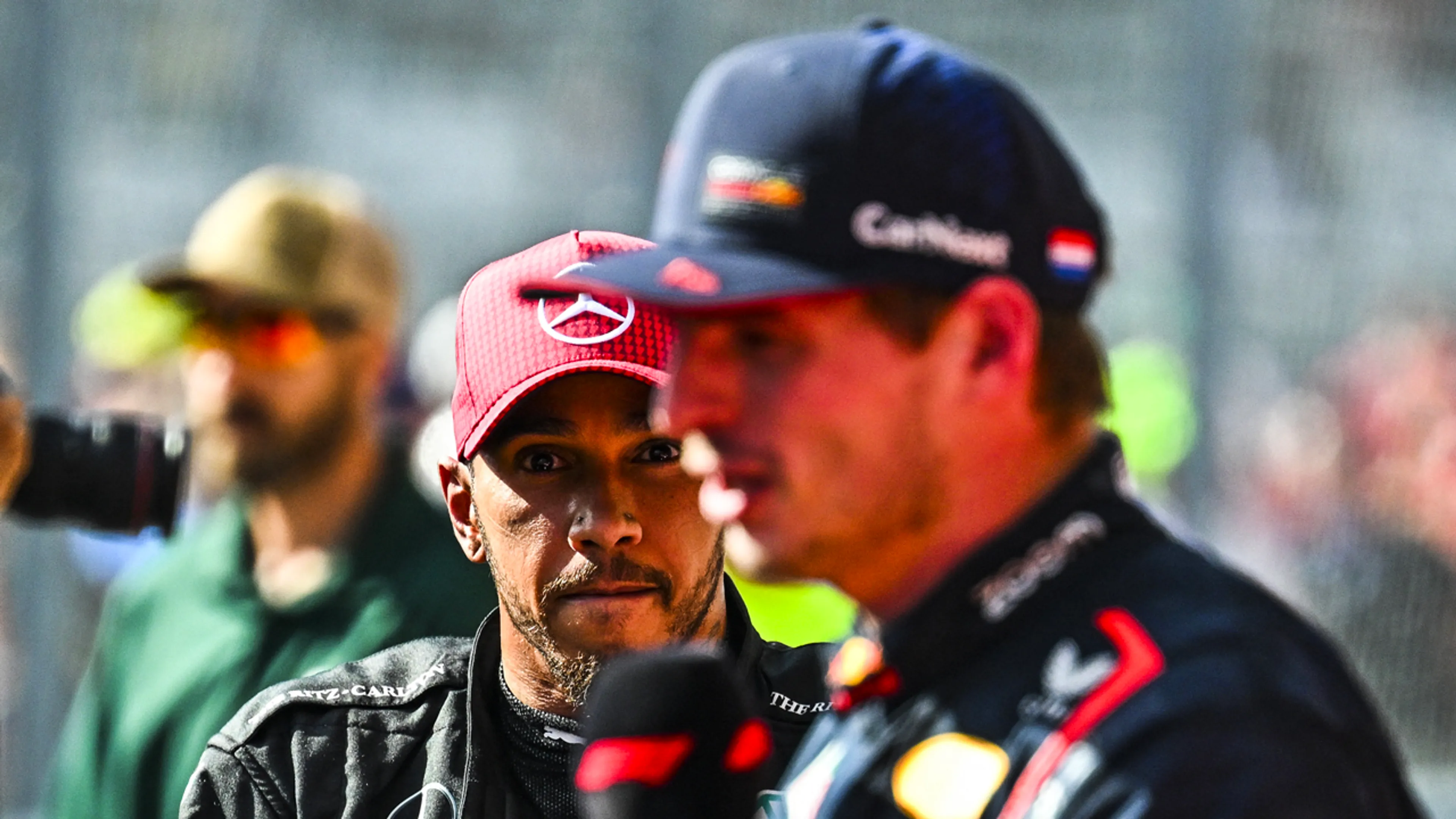 Hamilton in tweede training bijna halve seconde sneller dan Verstappen