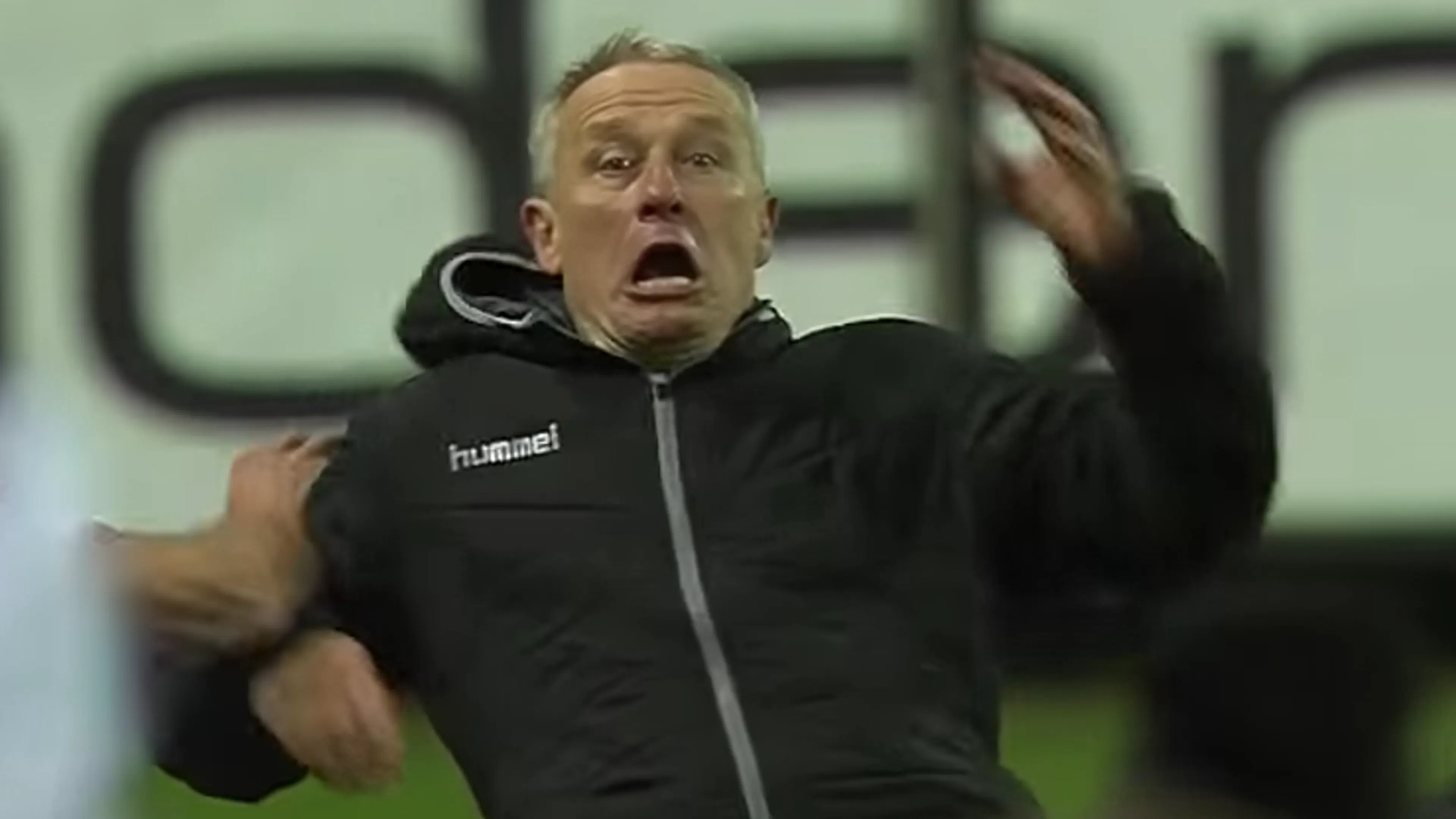 BIZAR! Frankfurt-aanvoerder beukt Freiburg-coach omver 