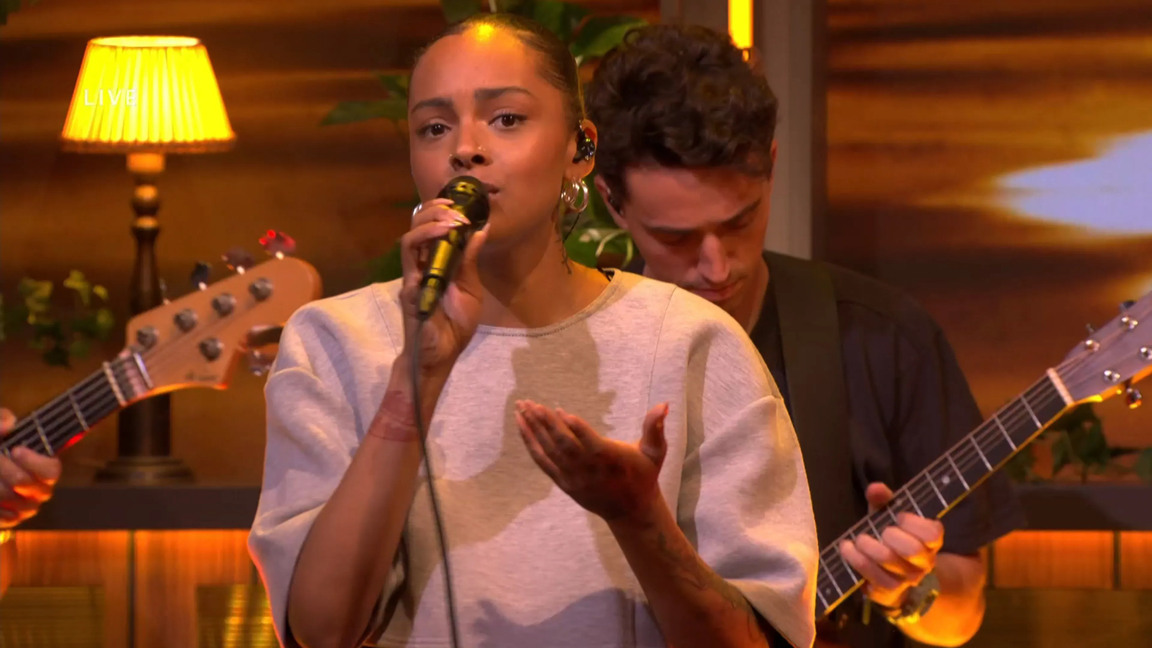 Zoë Livay trapt nieuw seizoen De Oranjezomer af met haar nieuwe hit ‘Huisje Aan De Zee’