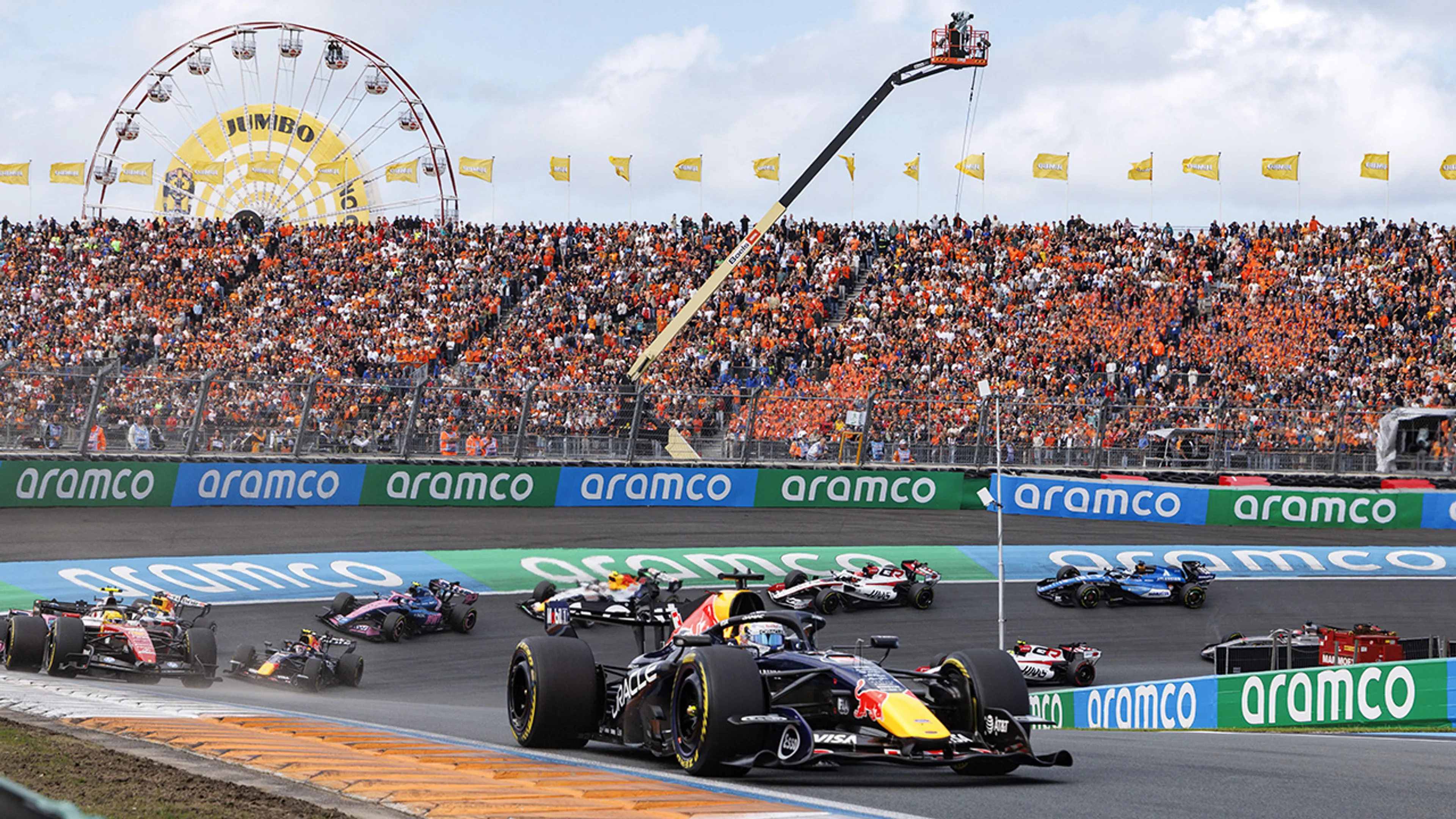 Verstappen zesde bij eerste en laatste sprintrace op Circuit Zandvoort, Russell pakt de winst