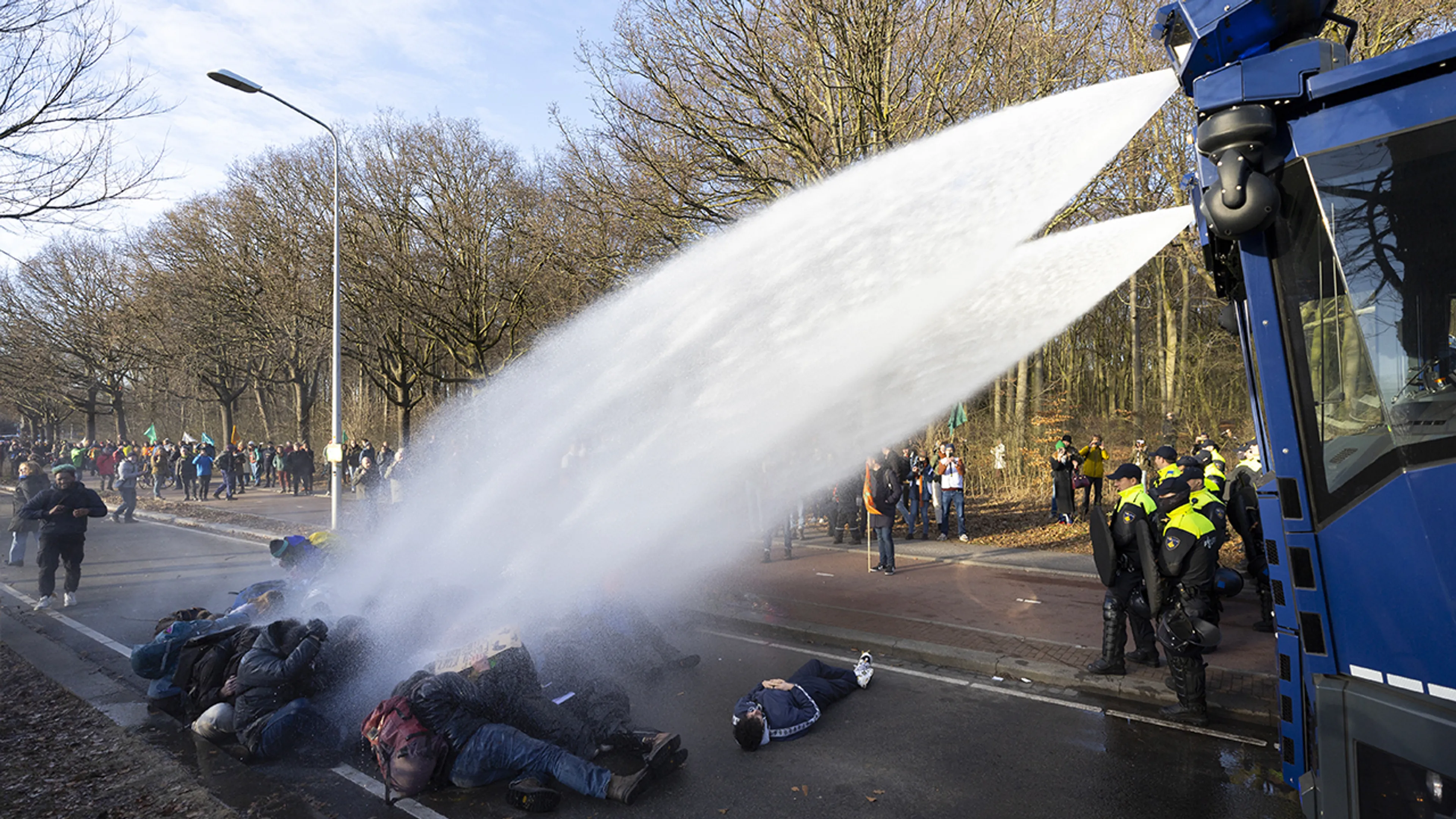 Politie zet waterkanon in bij demonstratie Extinction Rebellion op A12