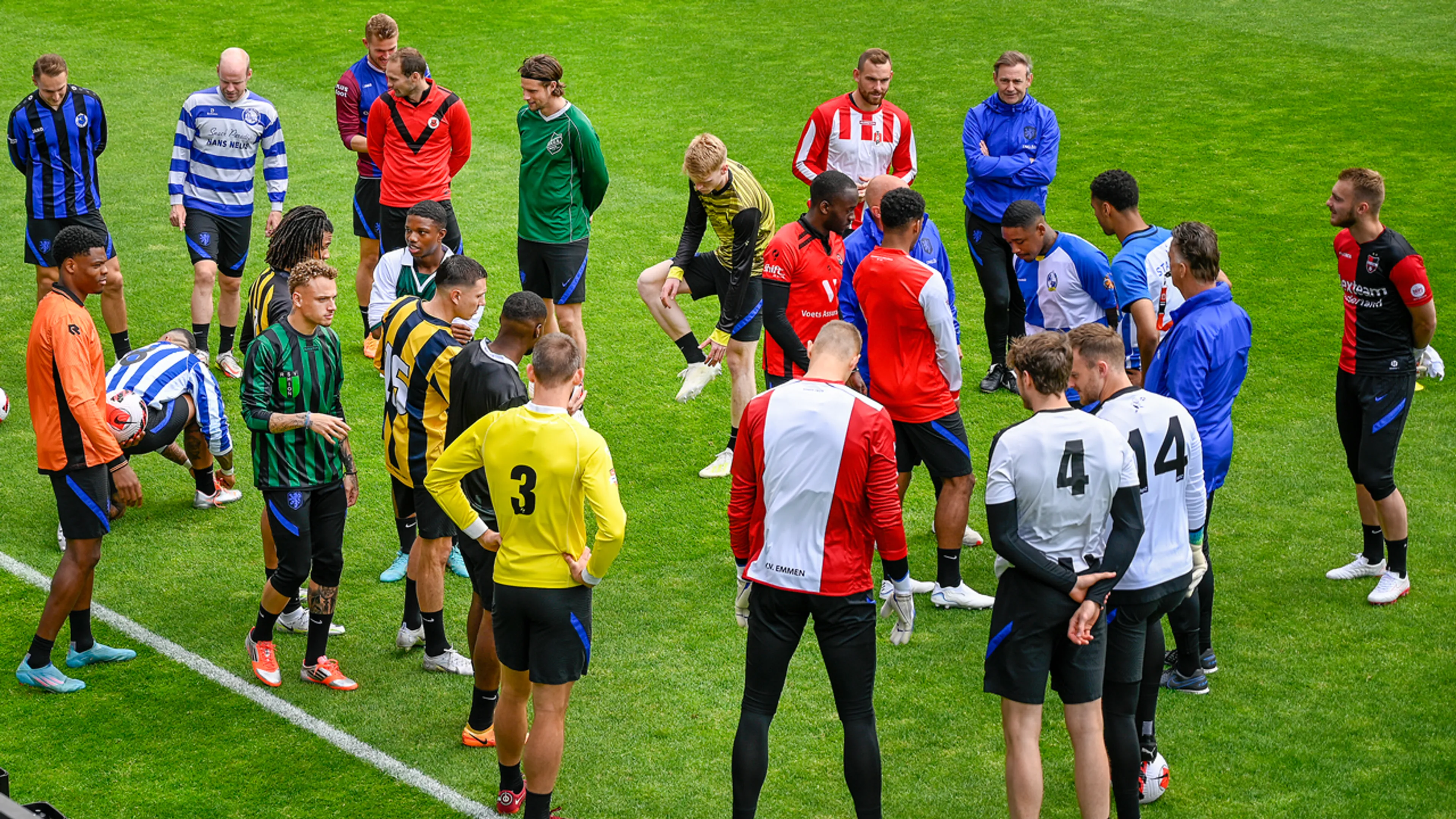 Oranje-internationals trainen in het shirt van hun oude amateurclubs
