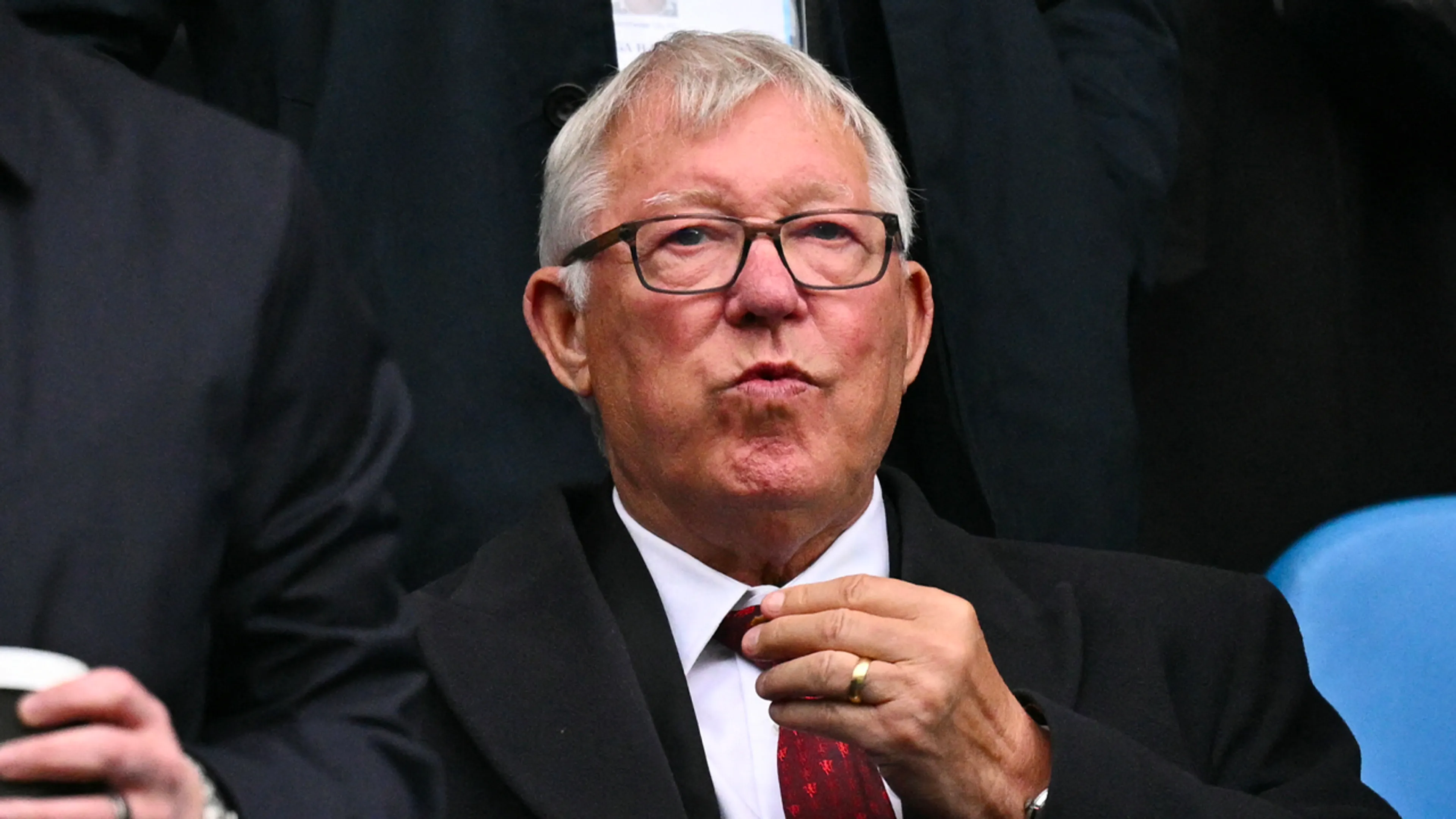 'Sir Alex Ferguson vlak voor ManUtd - Liverpool per ambulance naar ziekenhuis gebracht' 