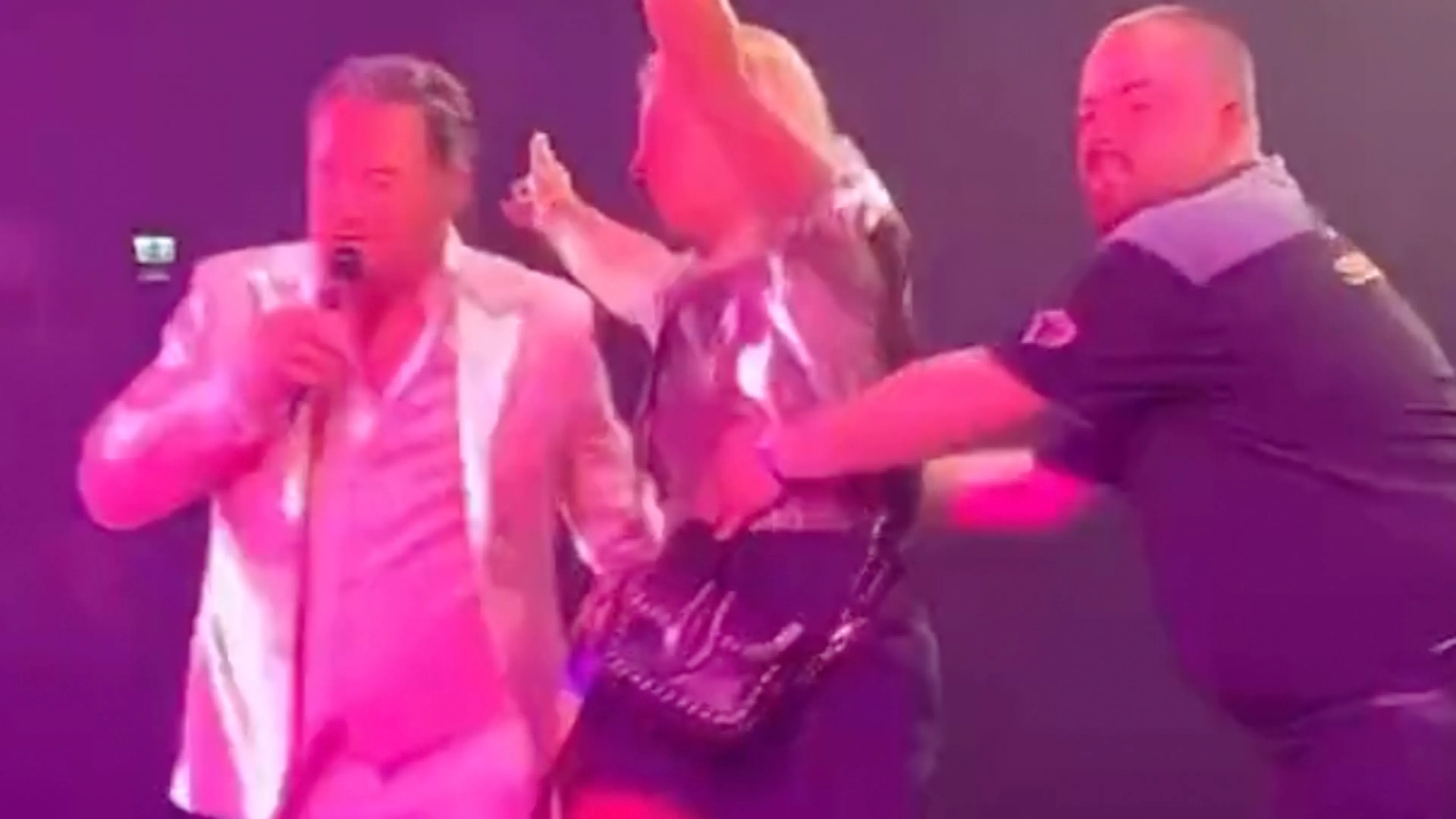 Vrouw klimt op podium en verstoort concert Tino Martin in Ziggo Dome