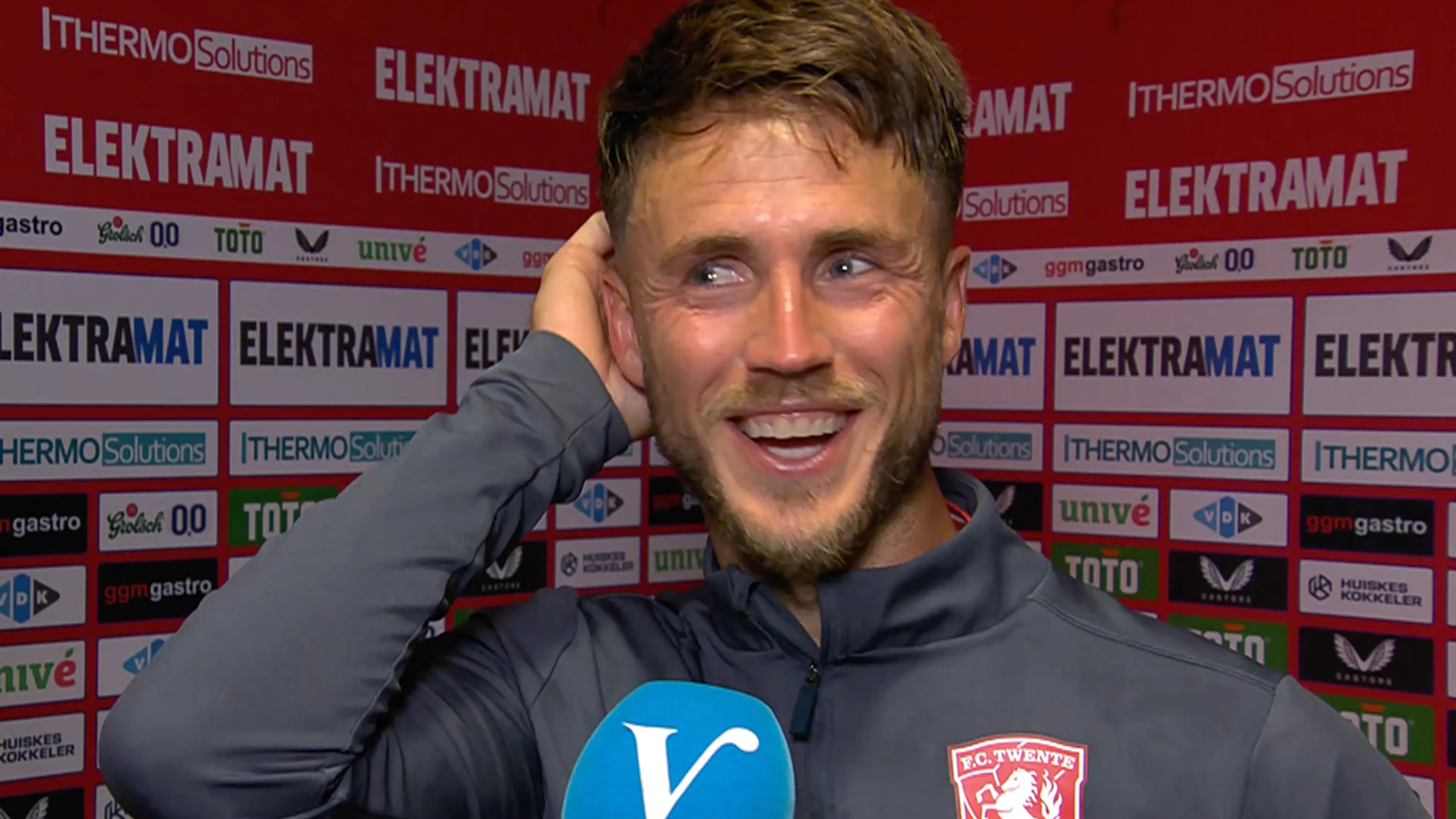 Van Wolfswinkel moet lachen na eerste vraag: 'Ga je hem gewoon terugkaatsen?'
