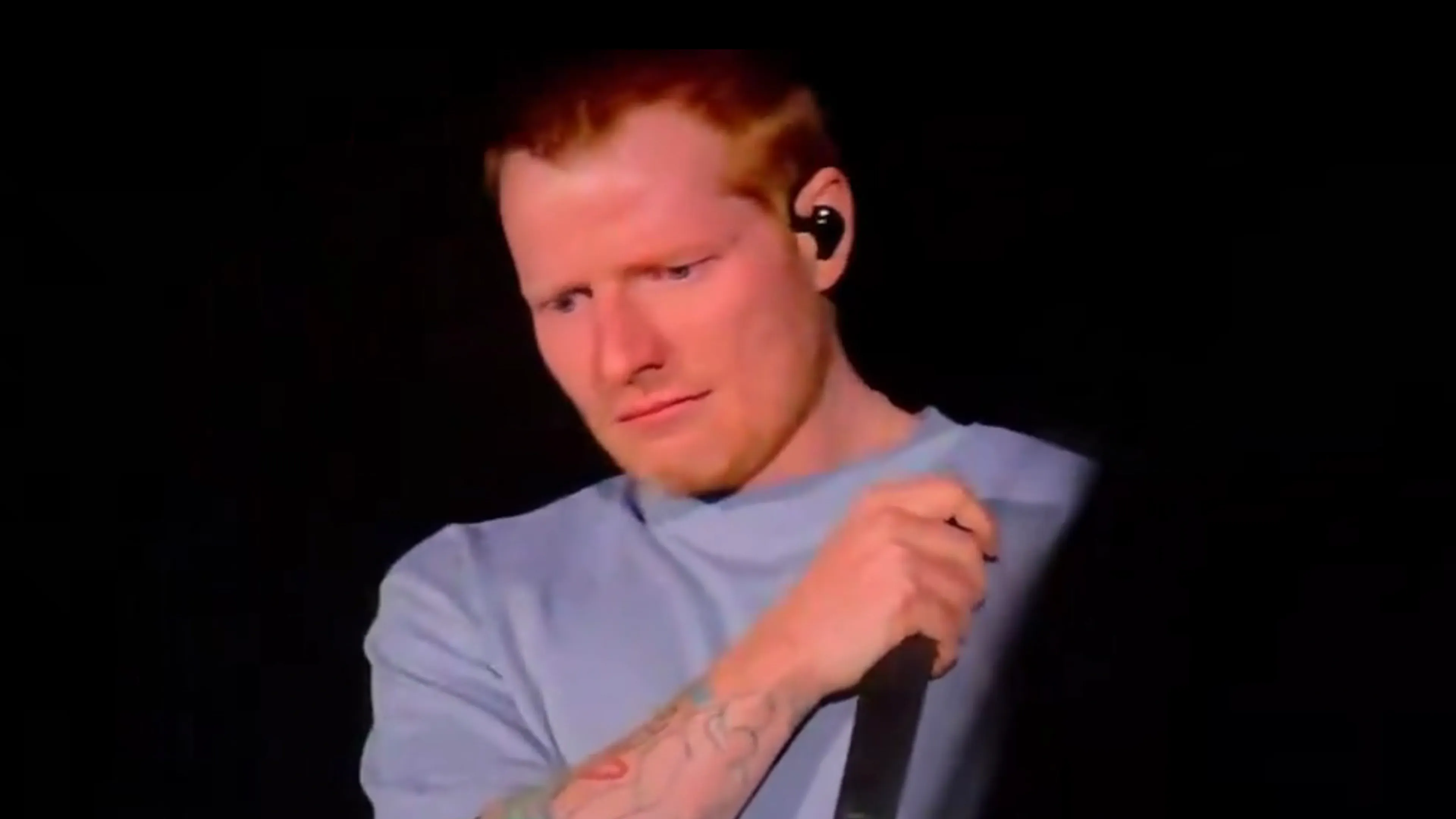 Video: Ed Sheeran emotioneel bij eerste concert na ophef