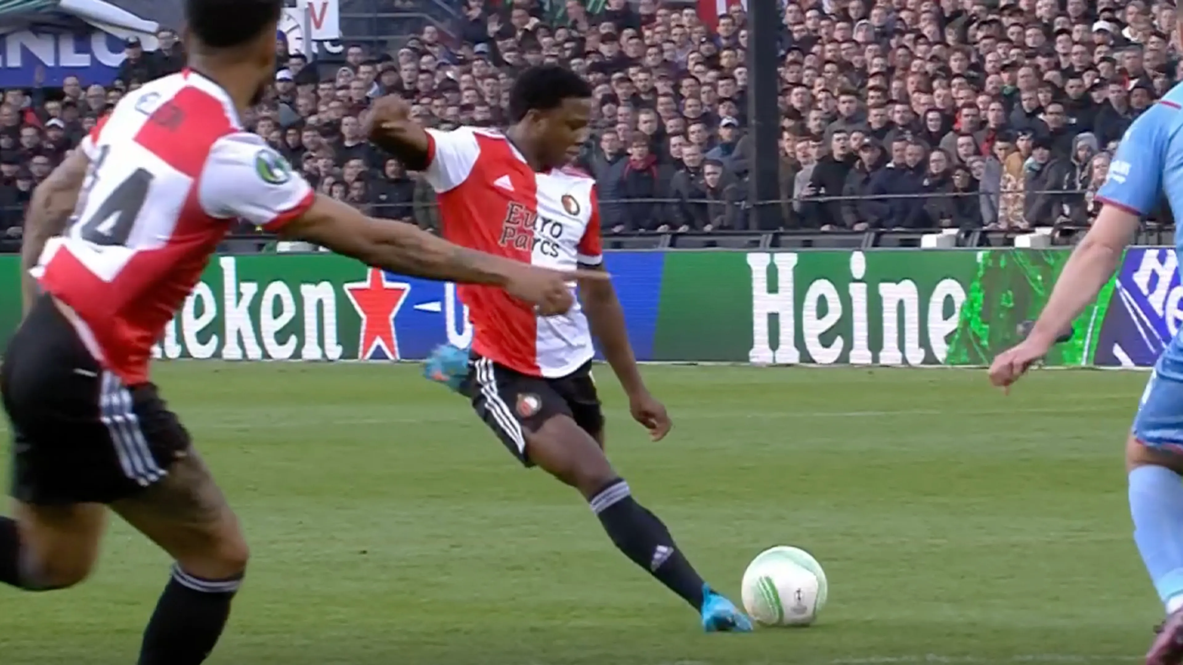 KANS: Malacia schiet rakelings naast