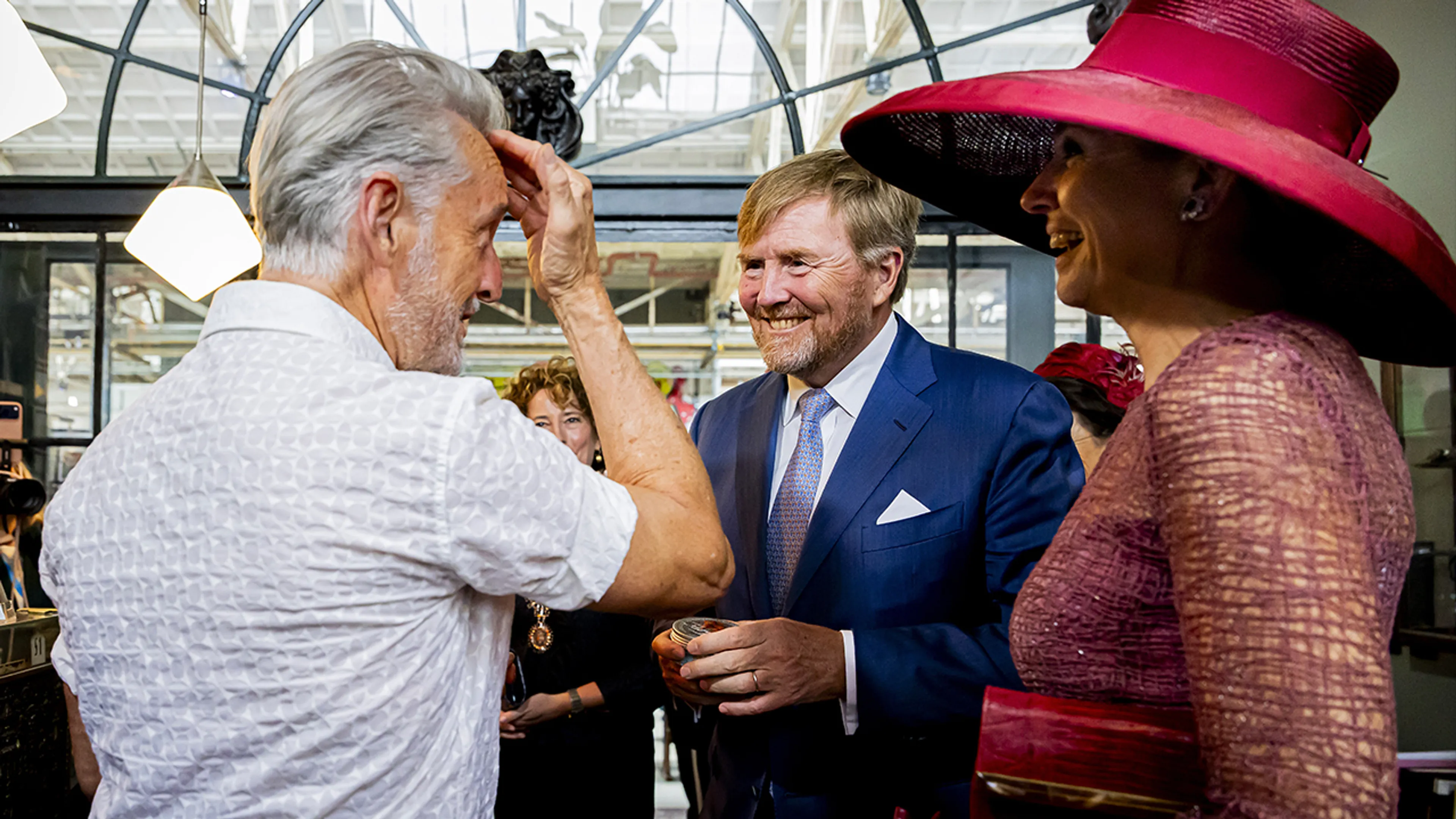 Willem-Alexander krijgt ongevraagd haaradvies van kapper: 'Dat zou voor het eerst in 60 jaar zijn!'