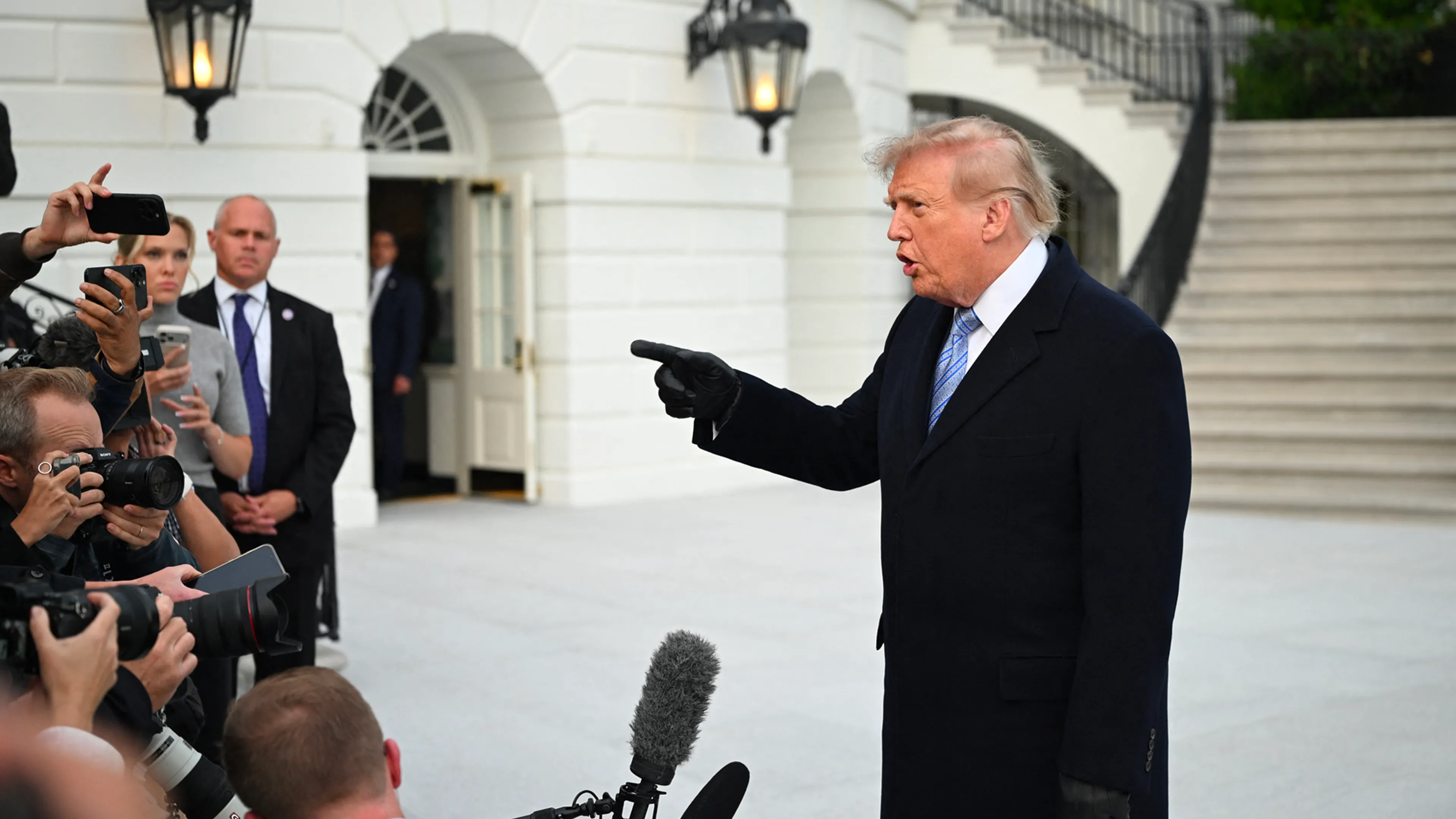 Donald Trump moet geweerde media van rechter weer toelaten in Witte Huis