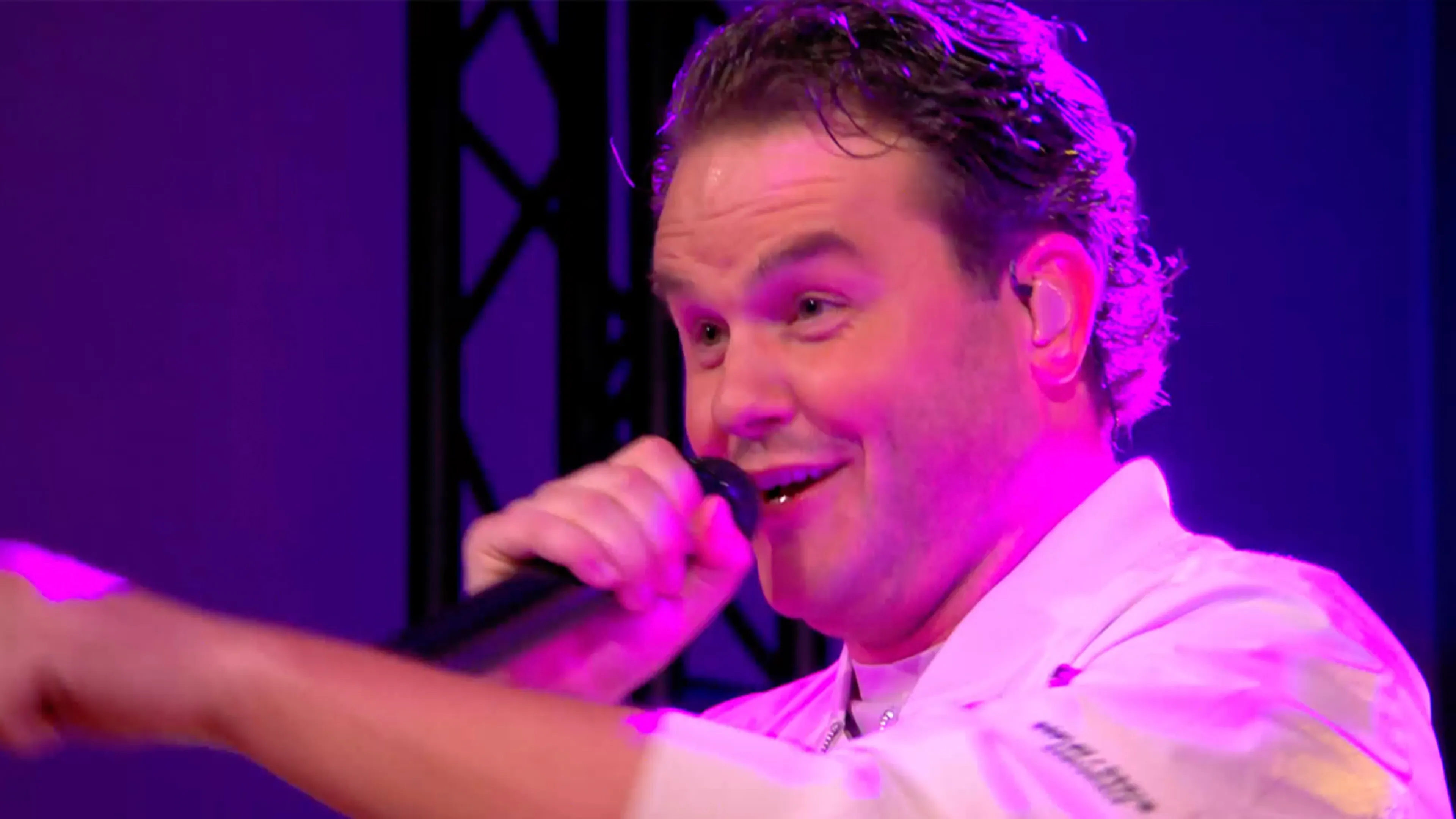 Henk Dissel zorgt in reclamebreak De Oranjezomer voor kroegsfeer in de studio met 'Het Cafeetje!'