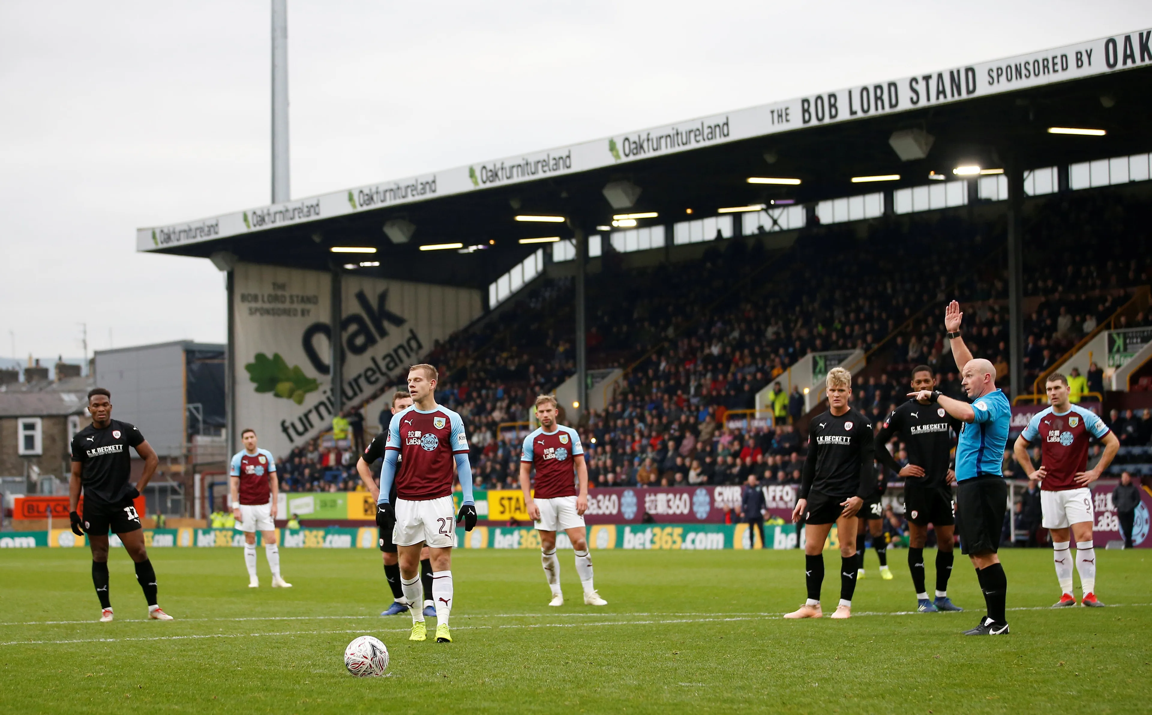 Engelse VAR bereikt dieptepunt: scheidsrechter grijpt in tijdens nemen penalty