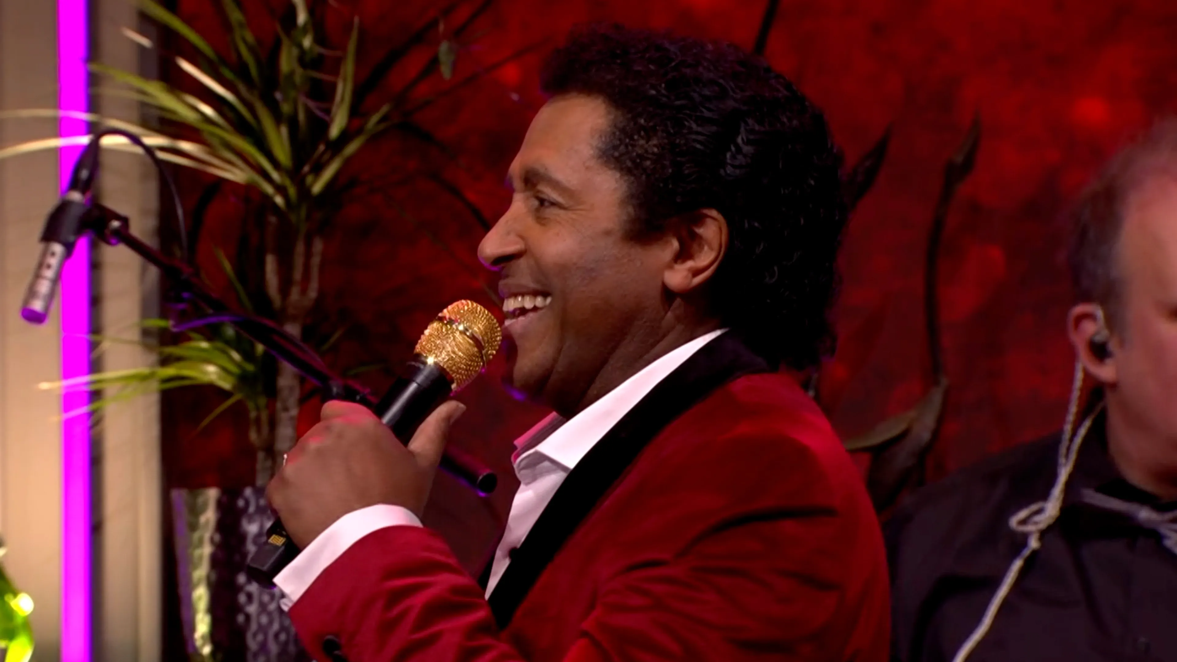 The Lou Rawls Experience speelt Groovy People en Lady Love in commercial break van De Oranjezondag!