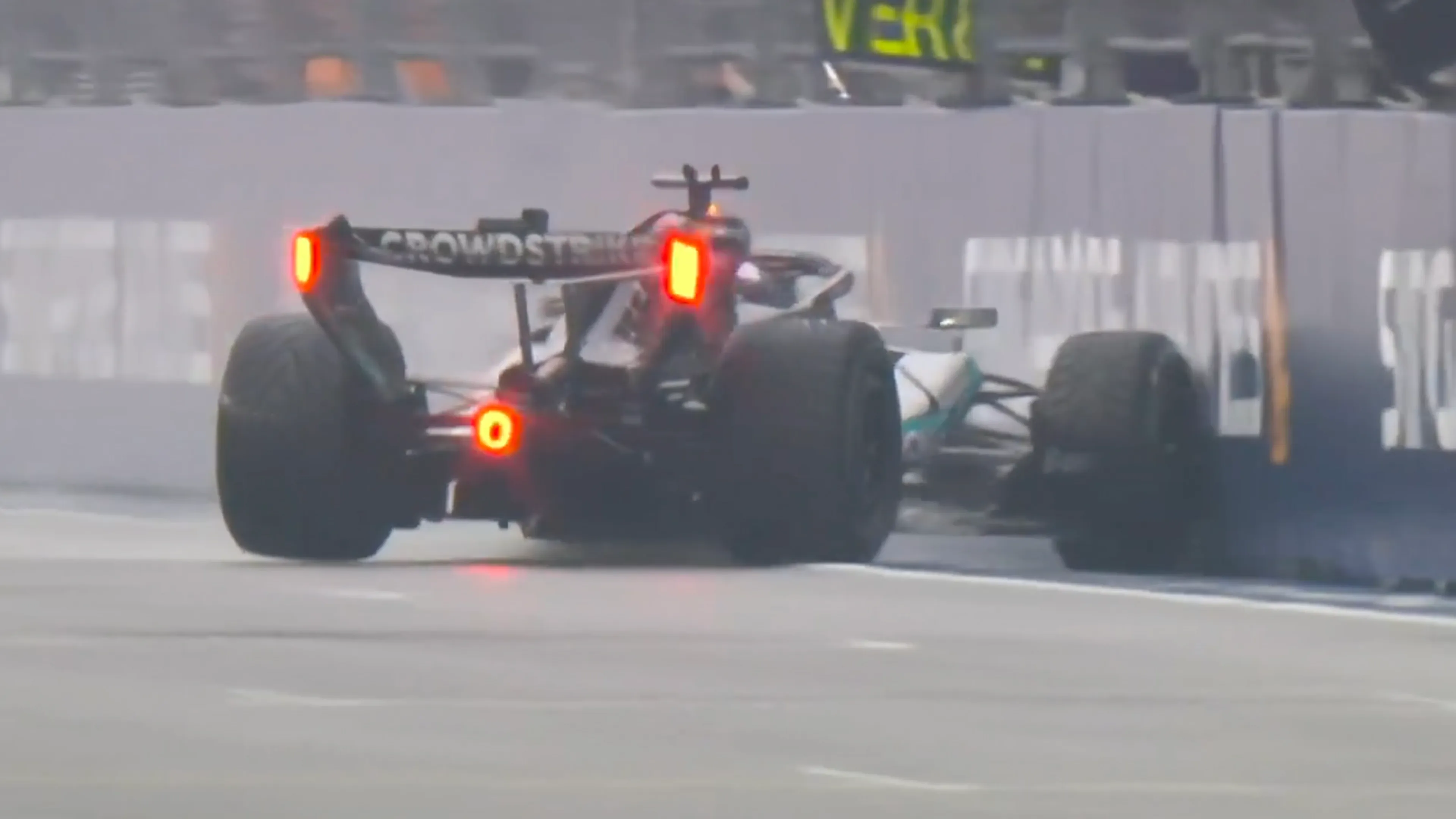 Video: Raceleider George Russell crasht in openingsfase sprintrace Singapore