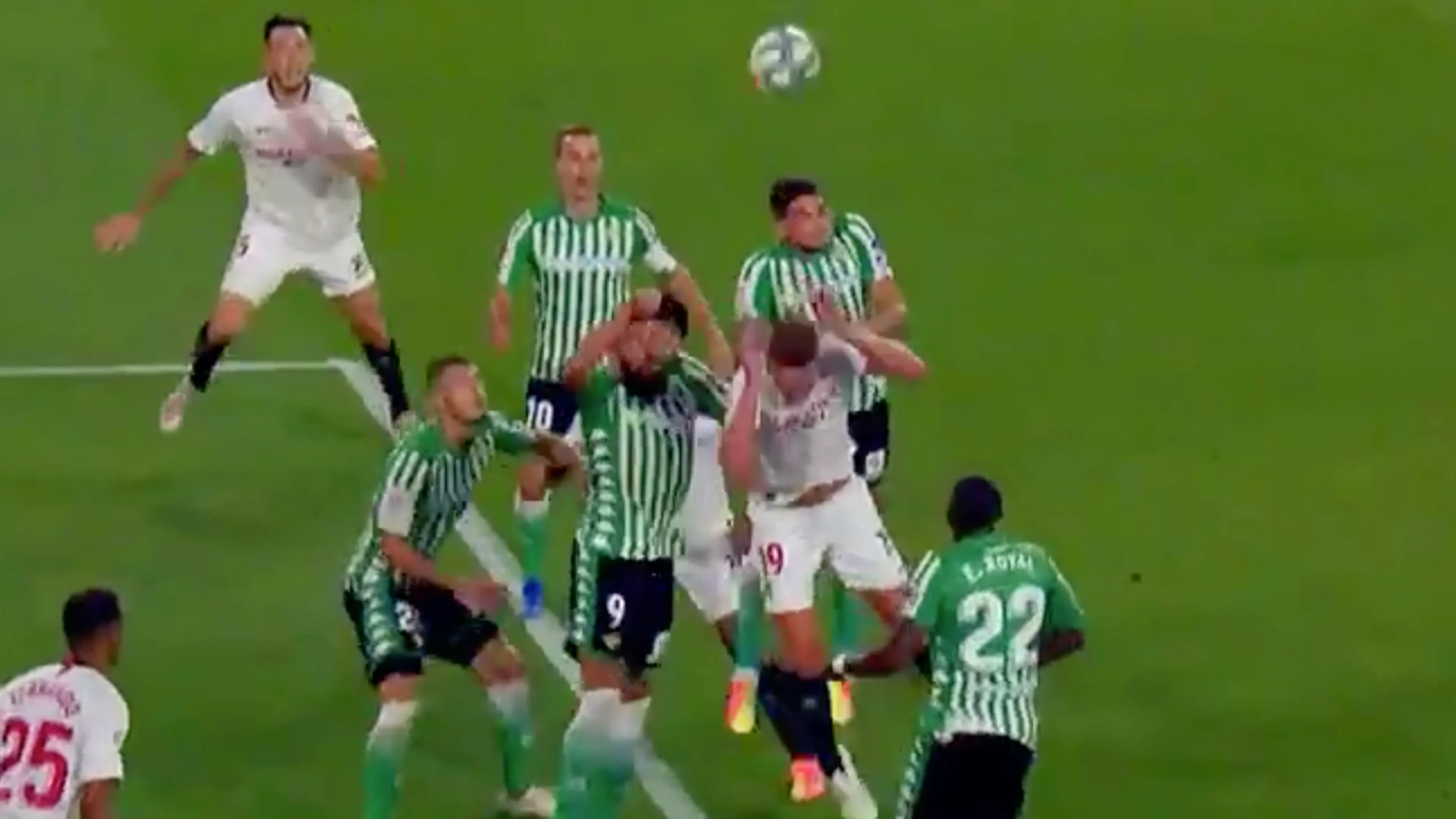 Luuk de Jong versiert penalty, Ocampos schiet Sevilla op voorsprong in derby