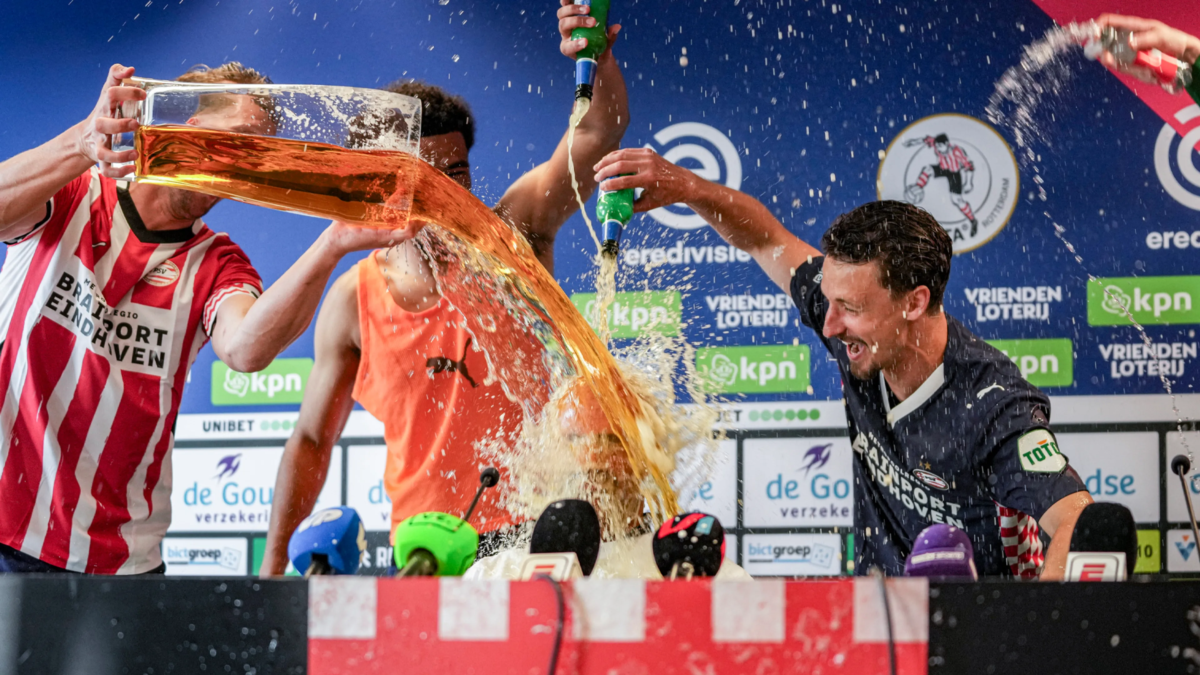 Peter Bosz kreeg in de bus nóg een bierdouche: 'Dat was niet de bedoeling!'