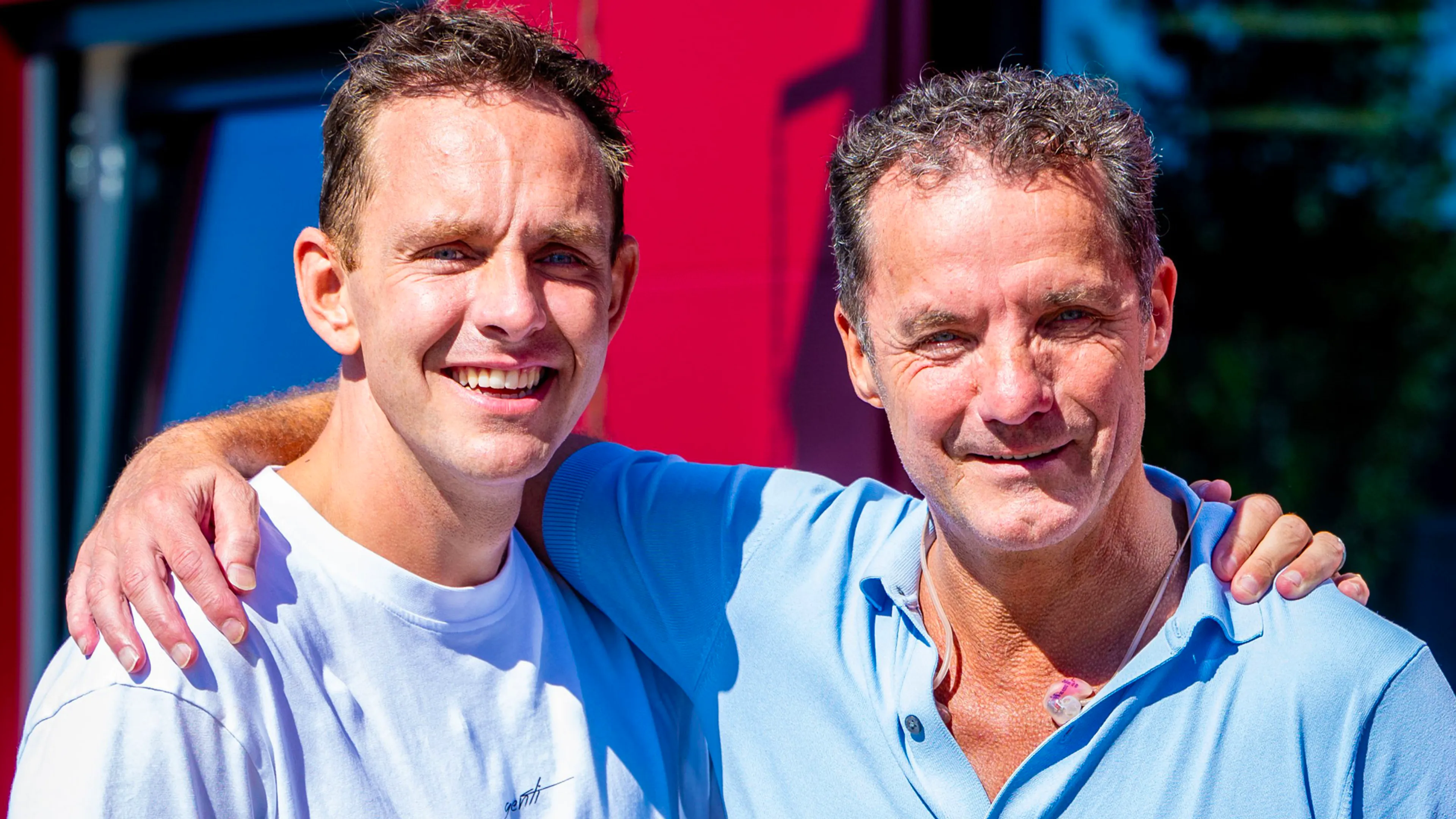 Kees de Bever in ziekenhuis na botsing met zonnescherm tijdens filmopnames De Bevers: Alles voor de Fans!