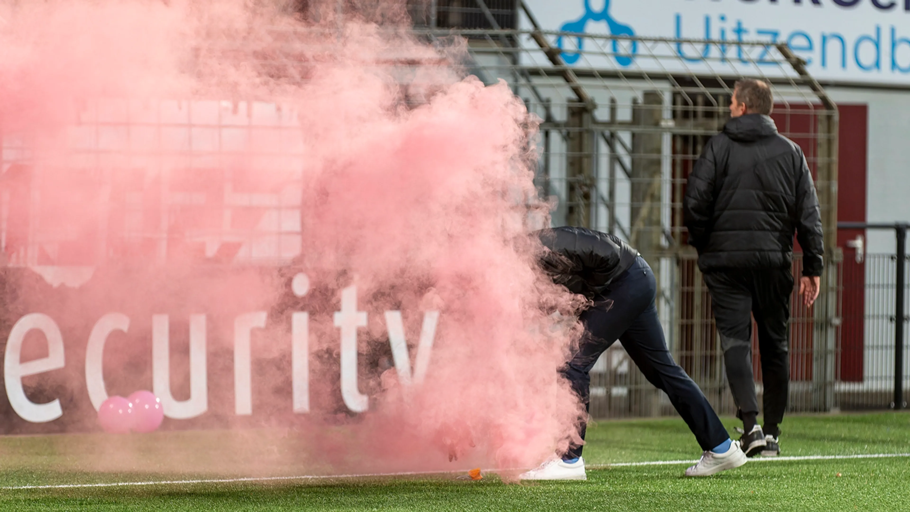 Helmond Sport - MVV gestaakt na vuurwerk op veld