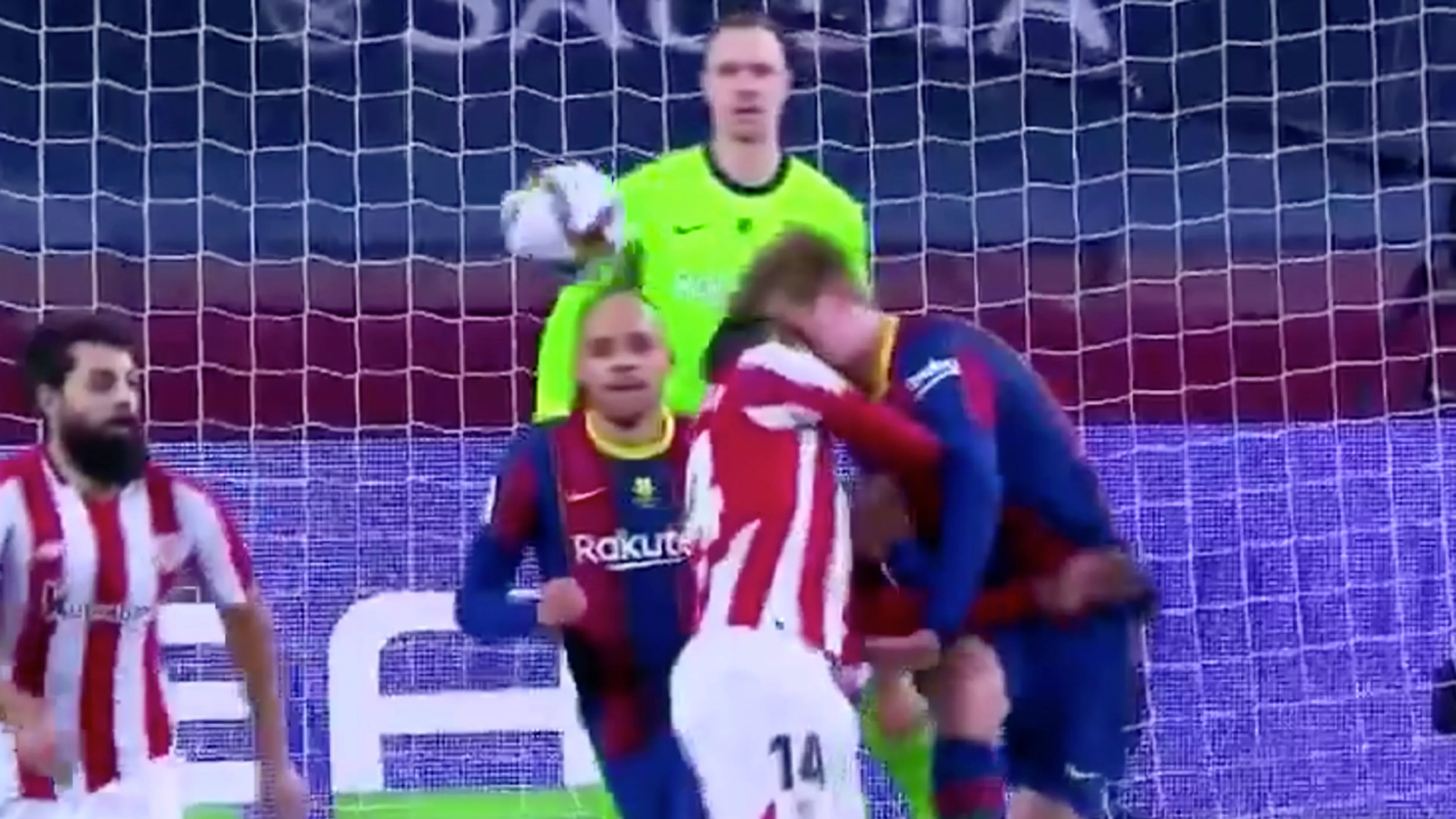 VIDEO: Keiharde hoofdbotsing tussen Frenkie de Jong en Dani Garcia