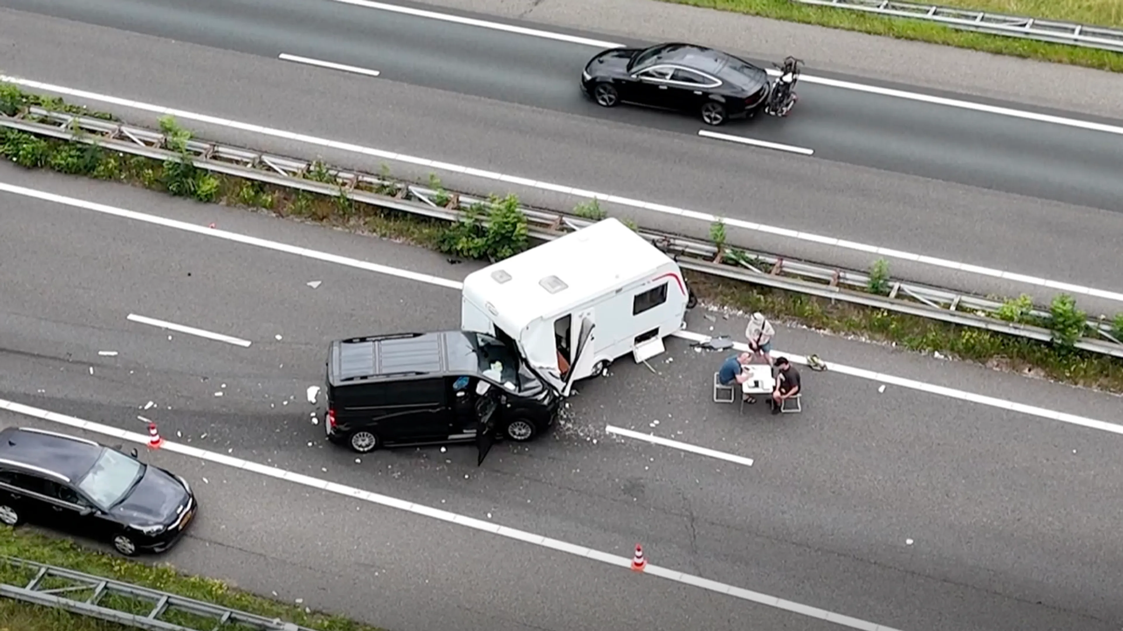 Bijzonder tafereel: schadeformulier wordt ingevuld aan campingtafel op A12