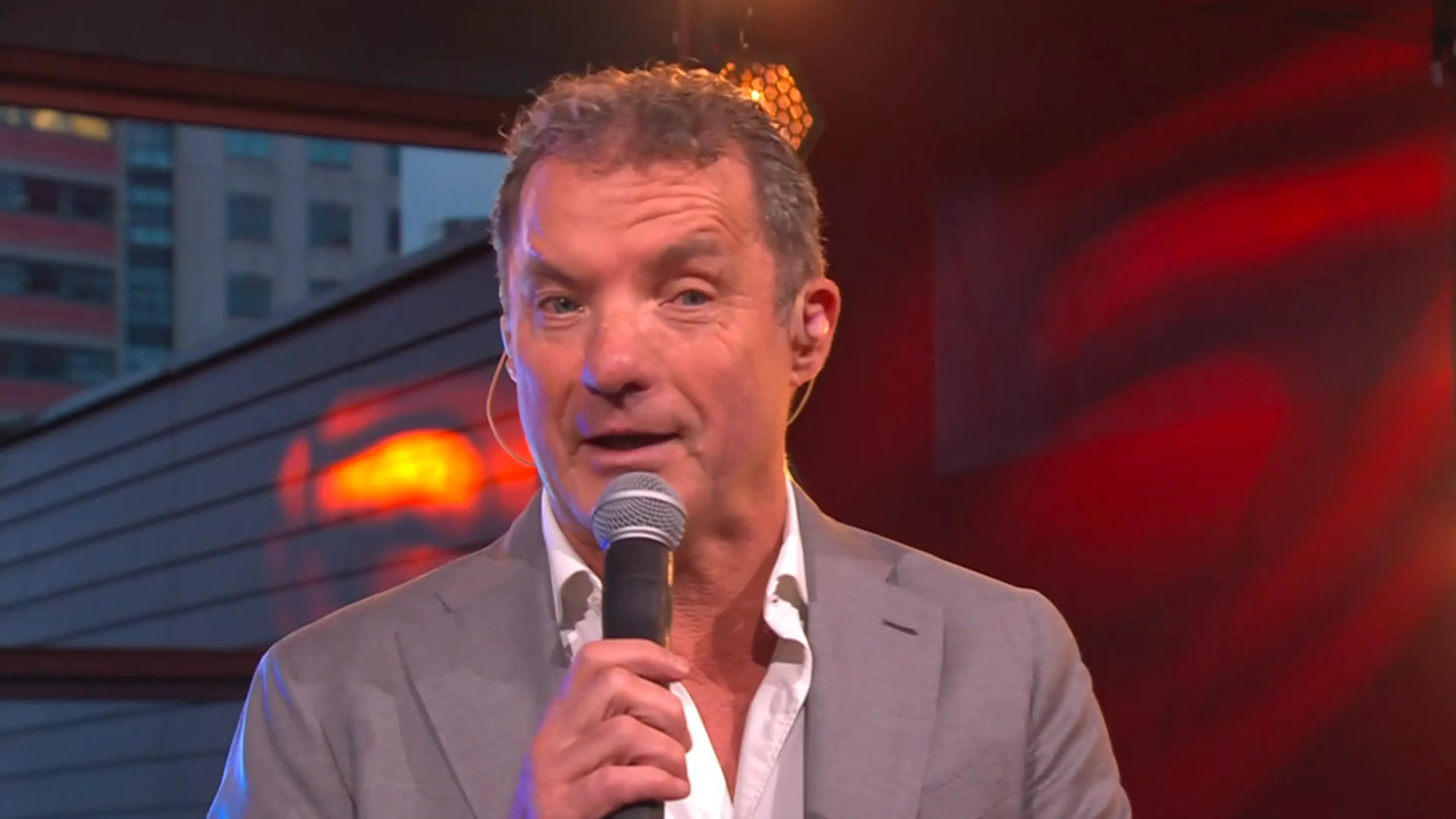 John de Bever zet studio De Oranjezomer op z’n kop met ‘Jij krijgt die lach niet van mijn gezicht’