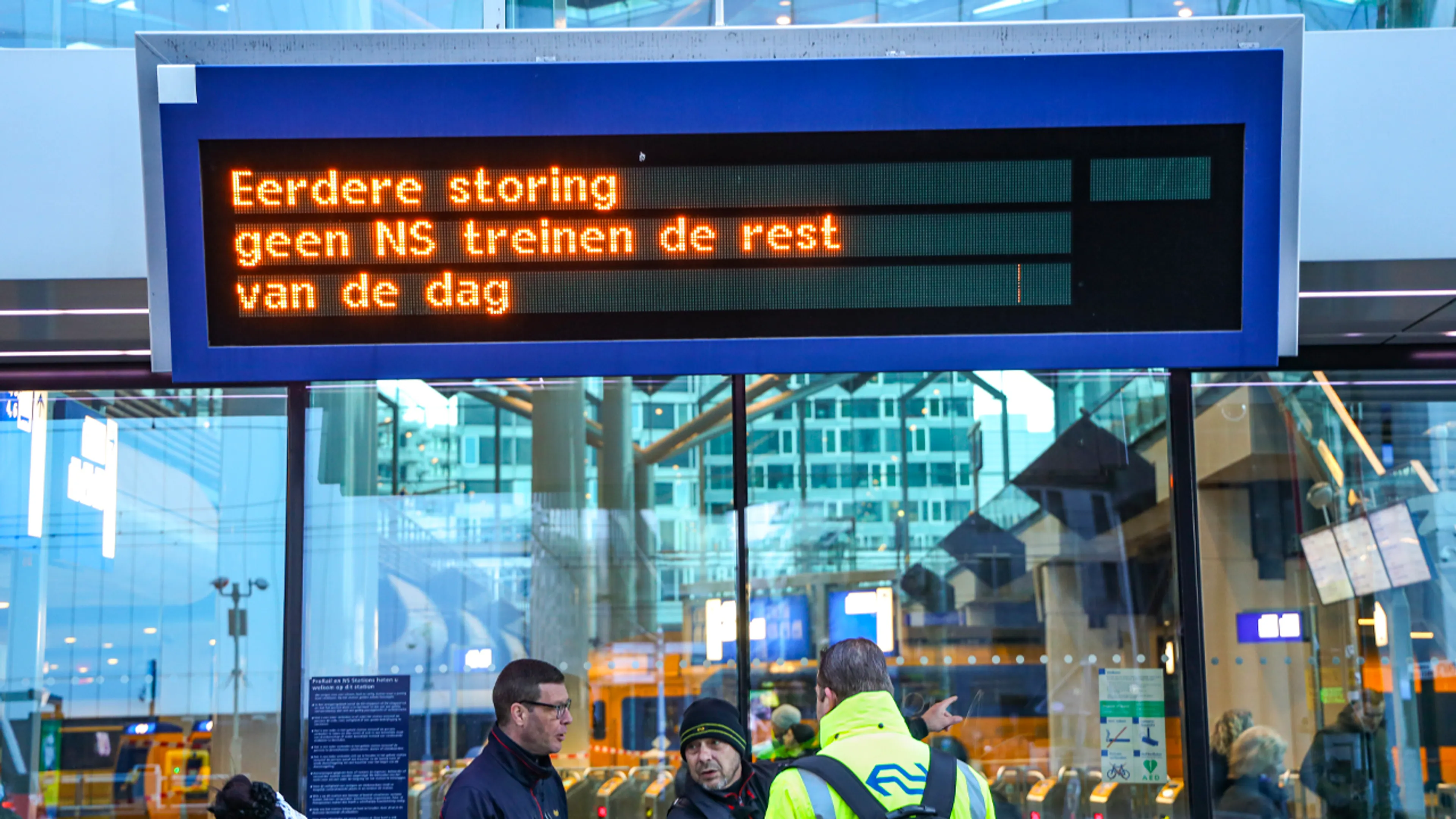 Staatssecretaris Heijnen kritisch op storing NS: 'Ze hebben een zeer slechte beurt gemaakt'