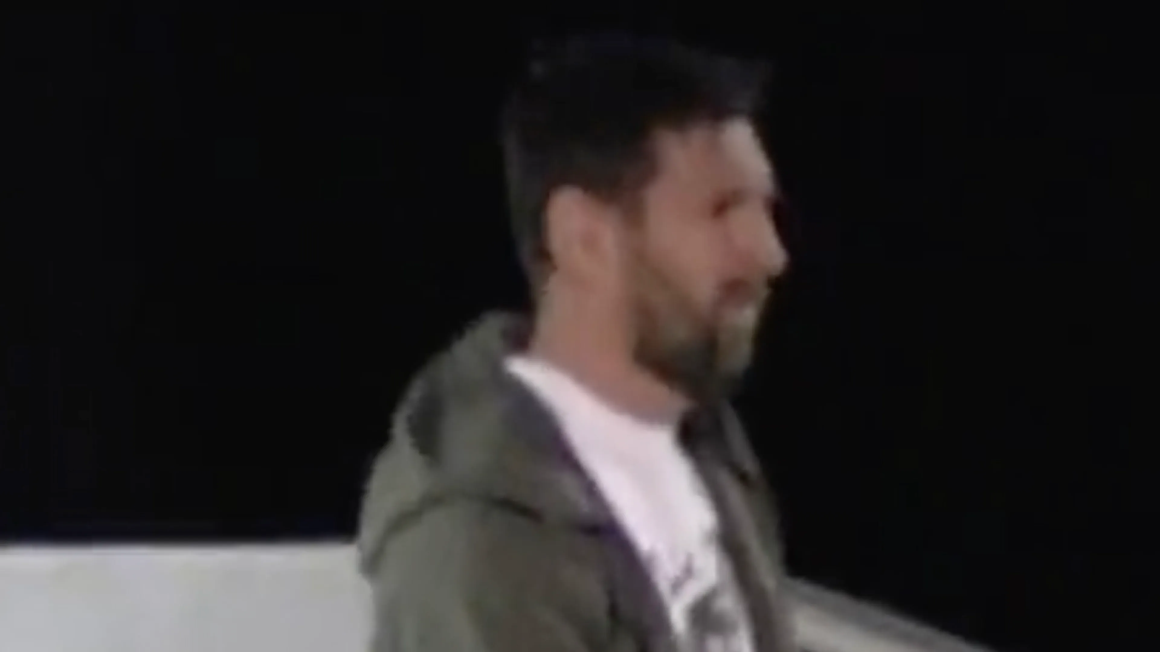 Video: PSG na landstitel door slechts drie fans opgewacht in Parijs