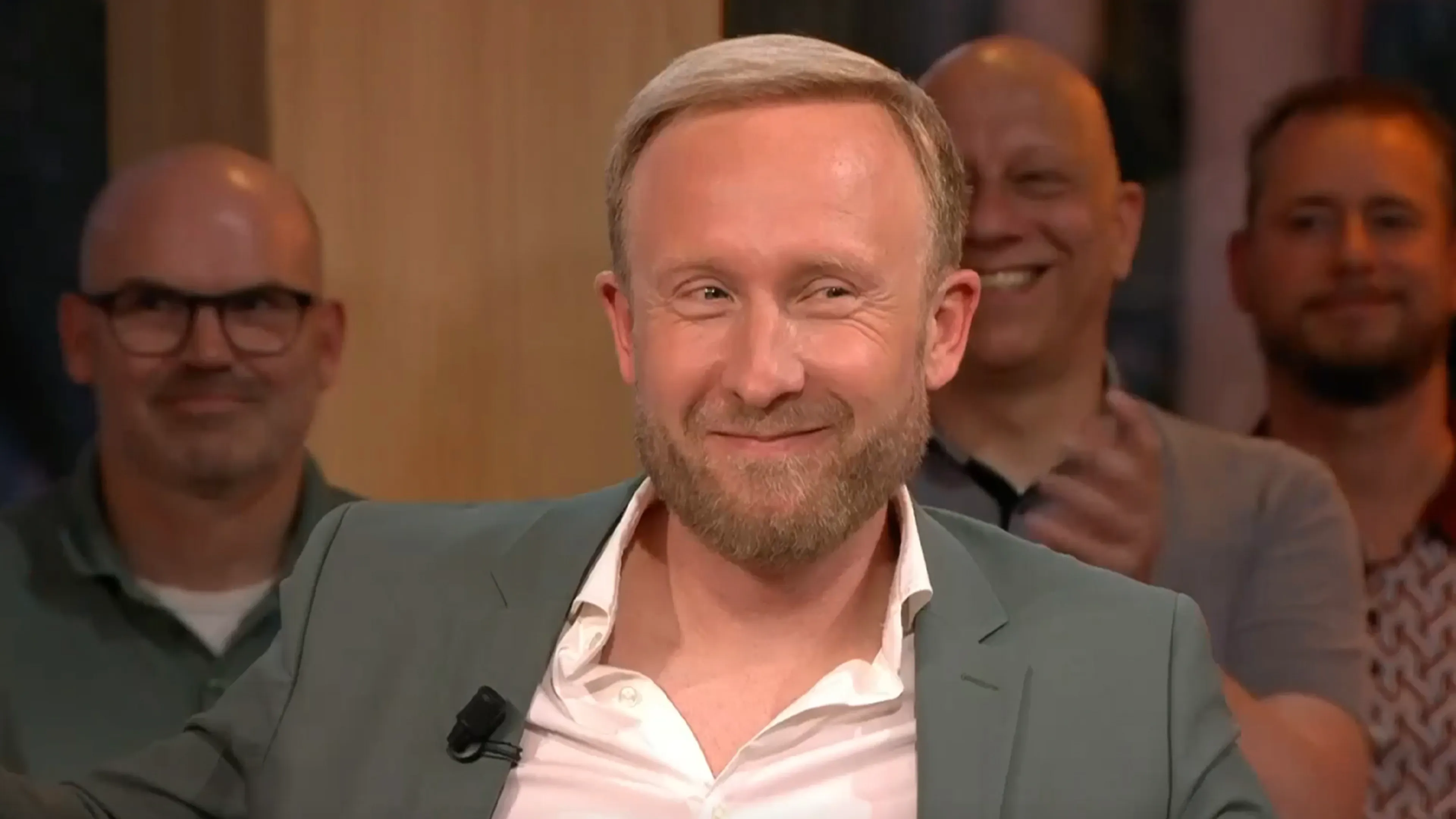 De Oranjezomer-gasten testen hun testosterongehalte in de uitzending: ‘Raymond is het alfamannetje!’