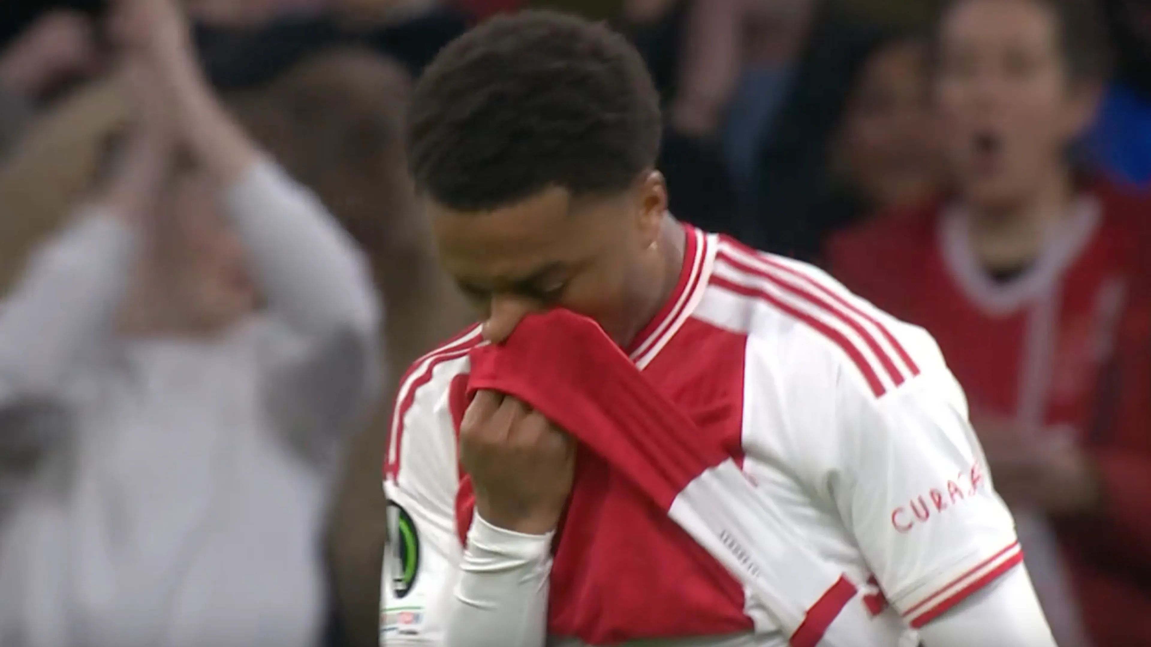KANS: Chuba Akpom raakt via doelman Haug de lat