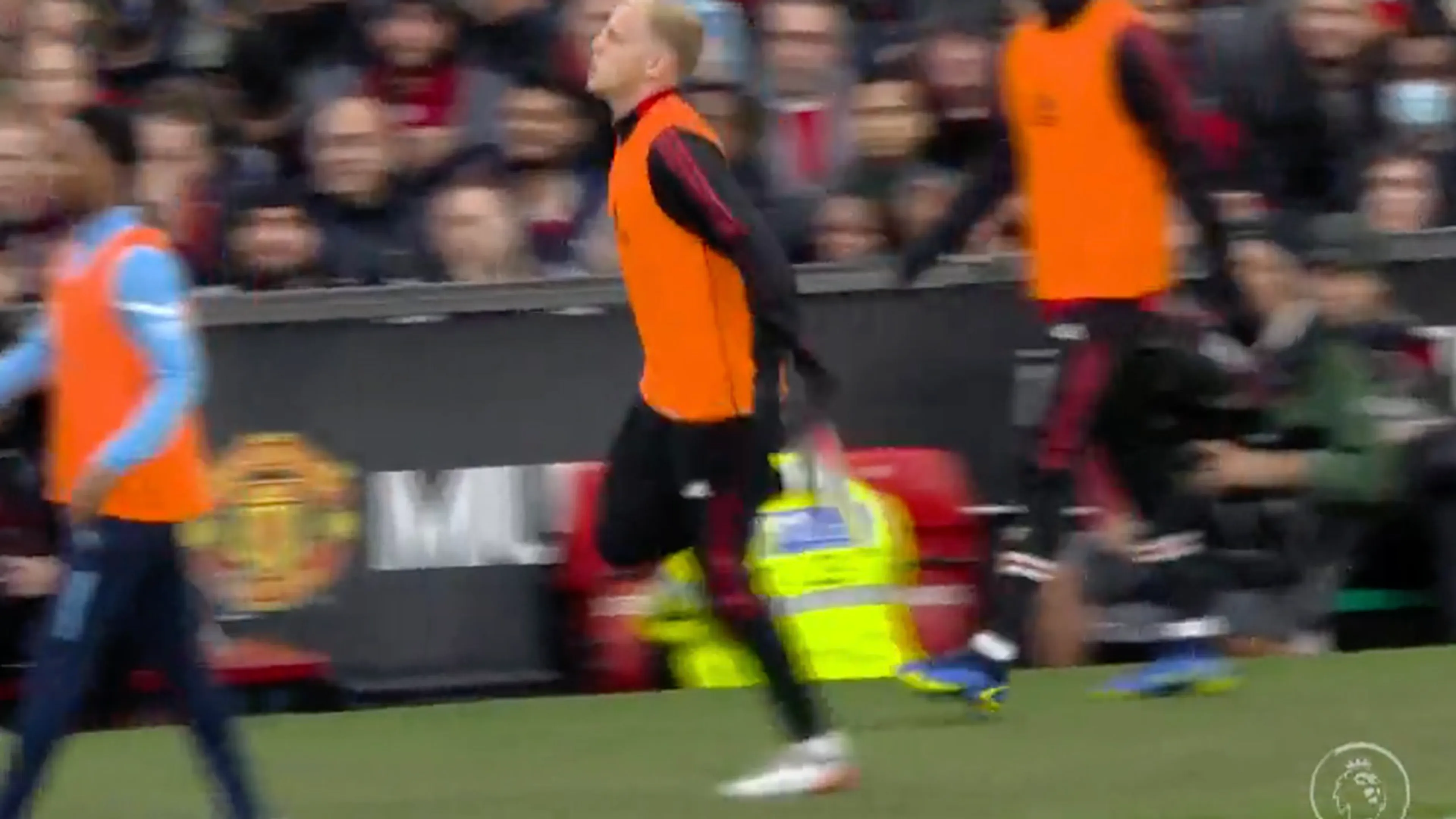 VIDEO: Manchester United-fans zingen Van de Beek toe tijdens warming-up