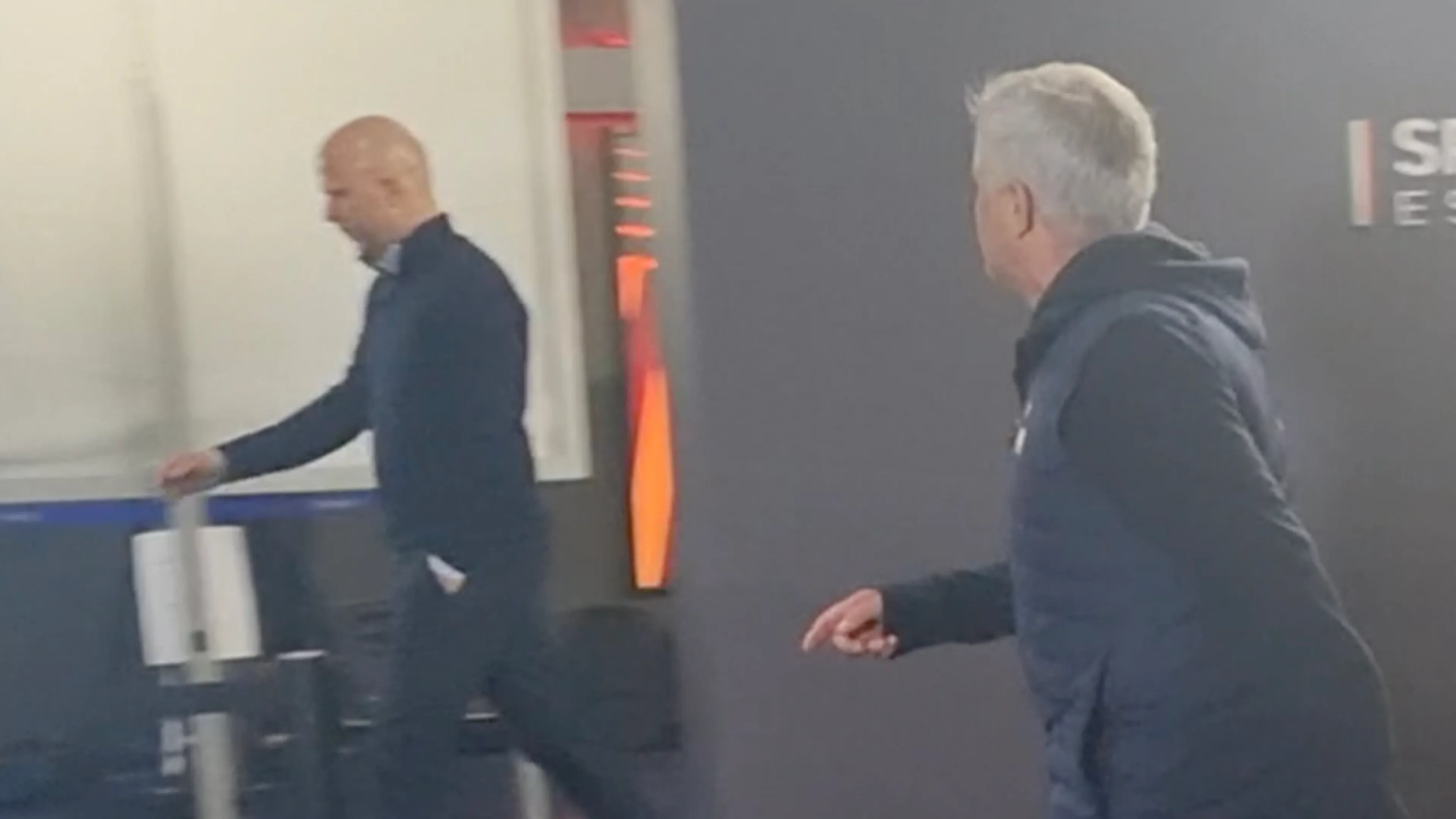 De beelden: Mourinho schreeuwt naar Slot in de catacomben na afloop van AS Roma-Feyenoord